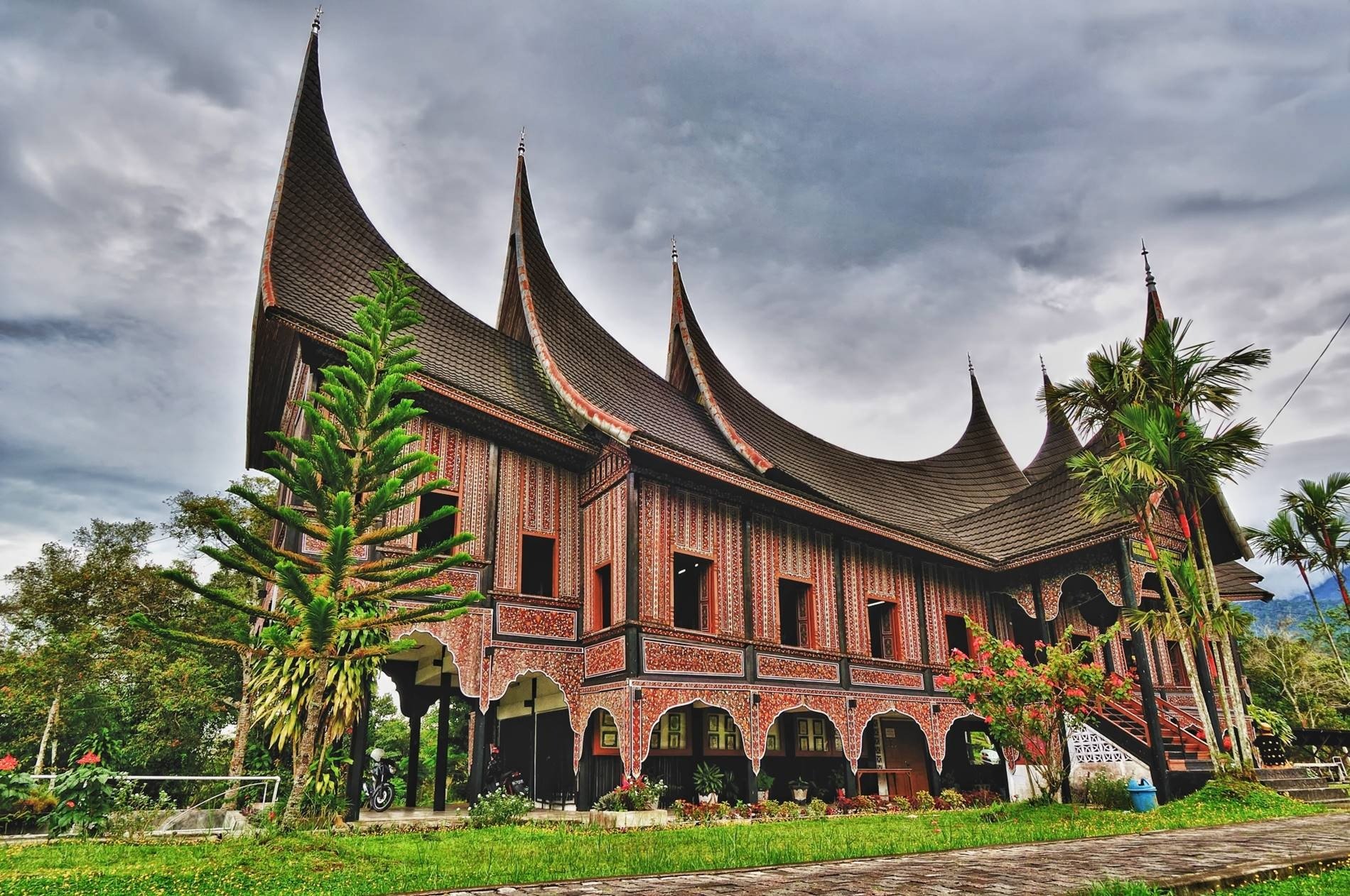 Rumah Gadang sebagai rumah adat Minang dan ikon wisata Kota Padang. (Foto: dok. Scoot)