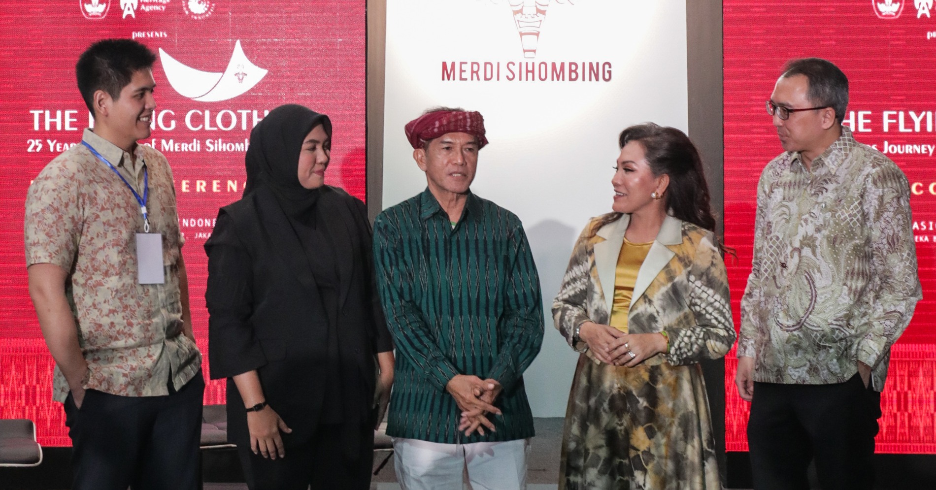 Merdi Sihombing (tengah) di pameran The Flying Cloth (Sumber Foto: Hypeabis.id/Fanny Kusumawardhani)