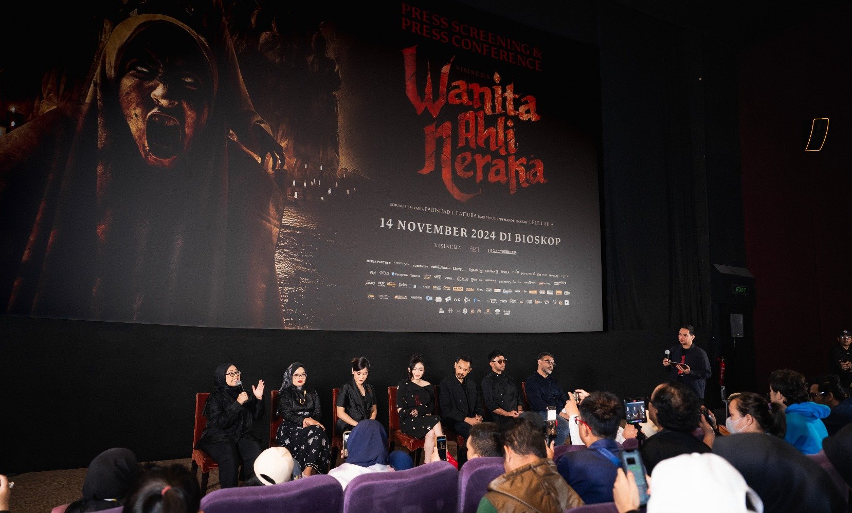 Produser, sutradara, dan pemain film Wanita Ahli Neraka (Sumber gambar: Visinema Pictures)