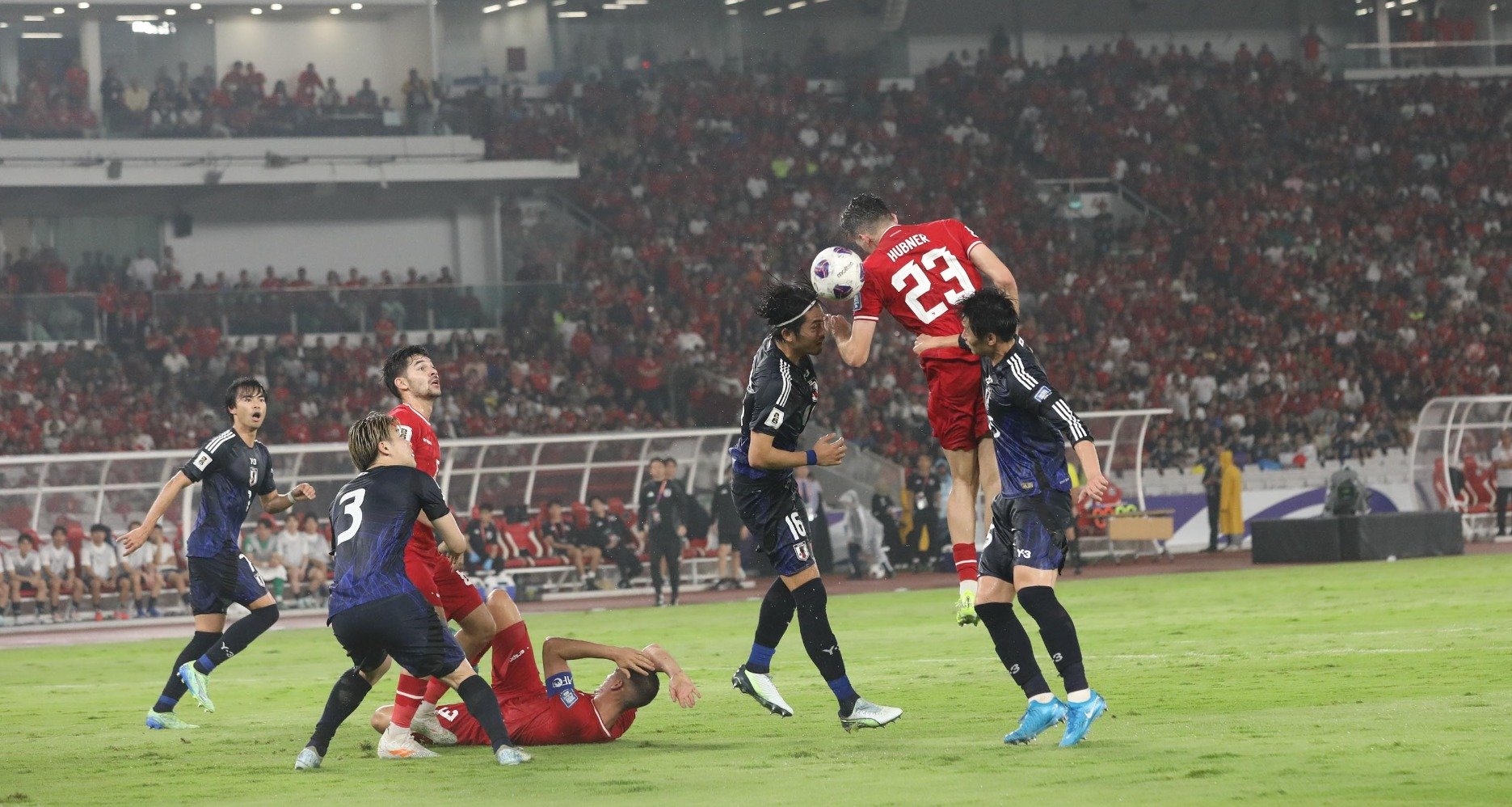 Pemain Tim Nasional Indonesia Justin Hubner menyundul bola melawan pemain Jepang pada pertandingan kelima Grup C Putaran Ketiga Kualifikasi Piala Dunia 2026 Zona Asia di Stadion GBK, Jakarta, Jumat (15/11/2024). (Sumber gambar: : Bisnis/Himawan L Nugraha)