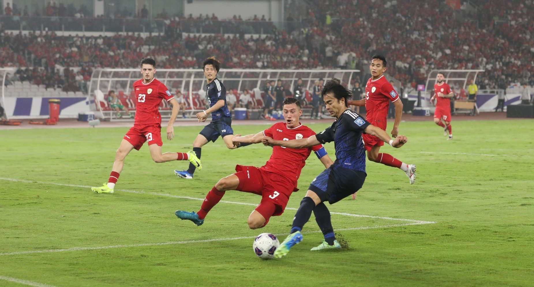 Pemain Tim Nasional Indonesia Jay Idzes berebut bola dengan pemain Jepang Kaoru Mitoma pada pertandingan kelima Grup C Putaran Ketiga Kualifikasi Piala Dunia 2026 Zona Asia di Stadion GBK, Jakarta, Jumat (15/11/2024).  (Sumber gambar: Bisnis/Himawan L Nugraha)