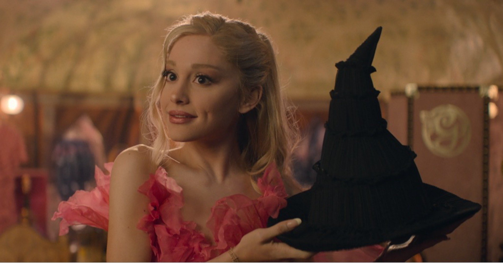 Ariana Grande sebagai Glinda (Sumber Foto: Universal Pictures)