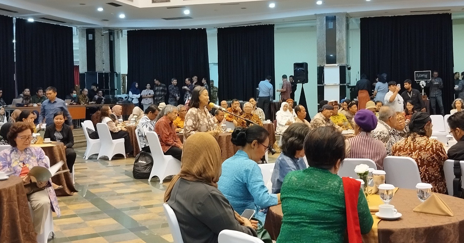 Ratna Riantiarno dari Teater Koma menyampaikan pendapatnya dalam diskusi ngopi pagi bersama Menteri Kebudayaan Fadli Zon, dan Wakil Menteri Kebudayaan Giring Ganesha  di Gedung Kemendikbud pada Kamis, (21/11/24)