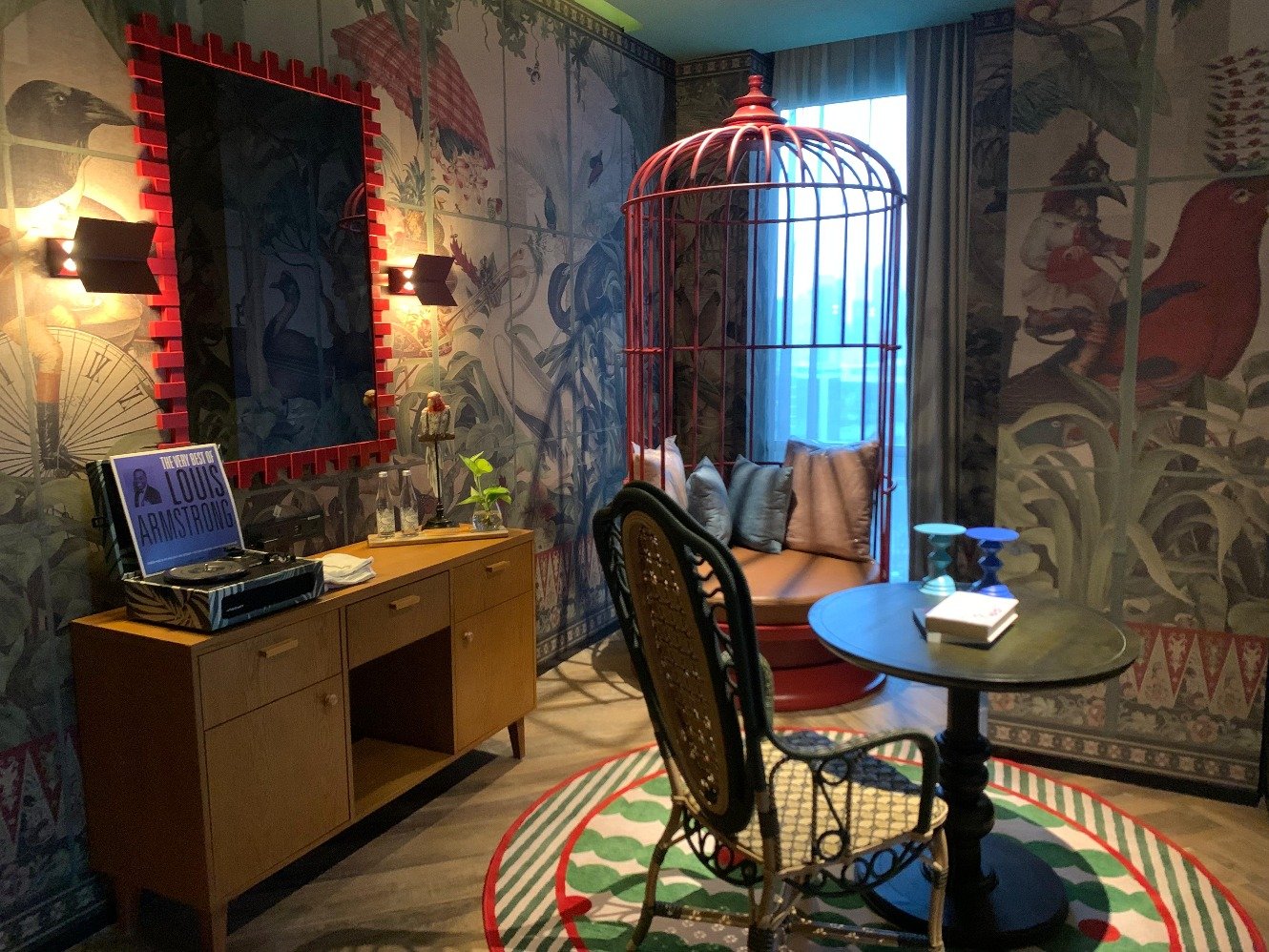 Salah satu tipe kamar hotel di 25hours Hotel Jakarta The Oddbird. (Sumber gambar: Hypeabis.id/Luke Andaresta)