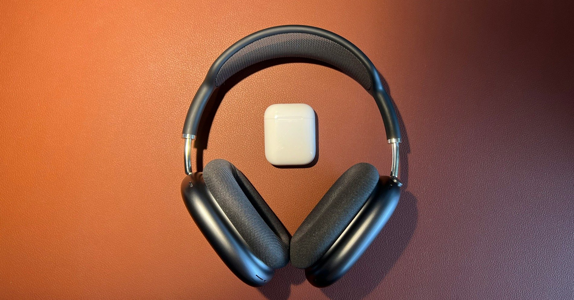 AirPods Max (Sumber gambar: Unsplash/Jason Zhang) 