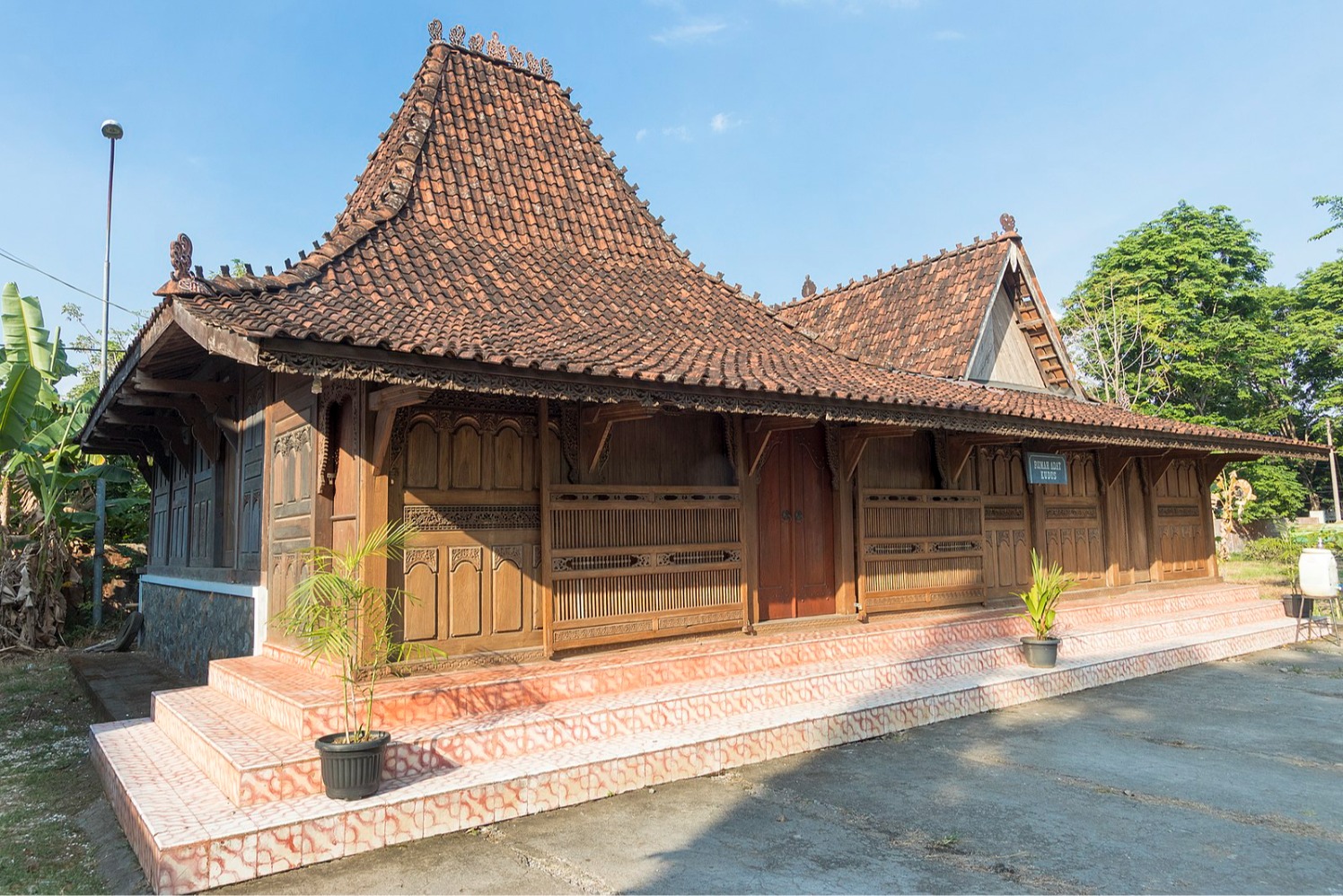 Ilustrasi Rumah Joglo. (Sumber gambar: Wikimedia Commons)