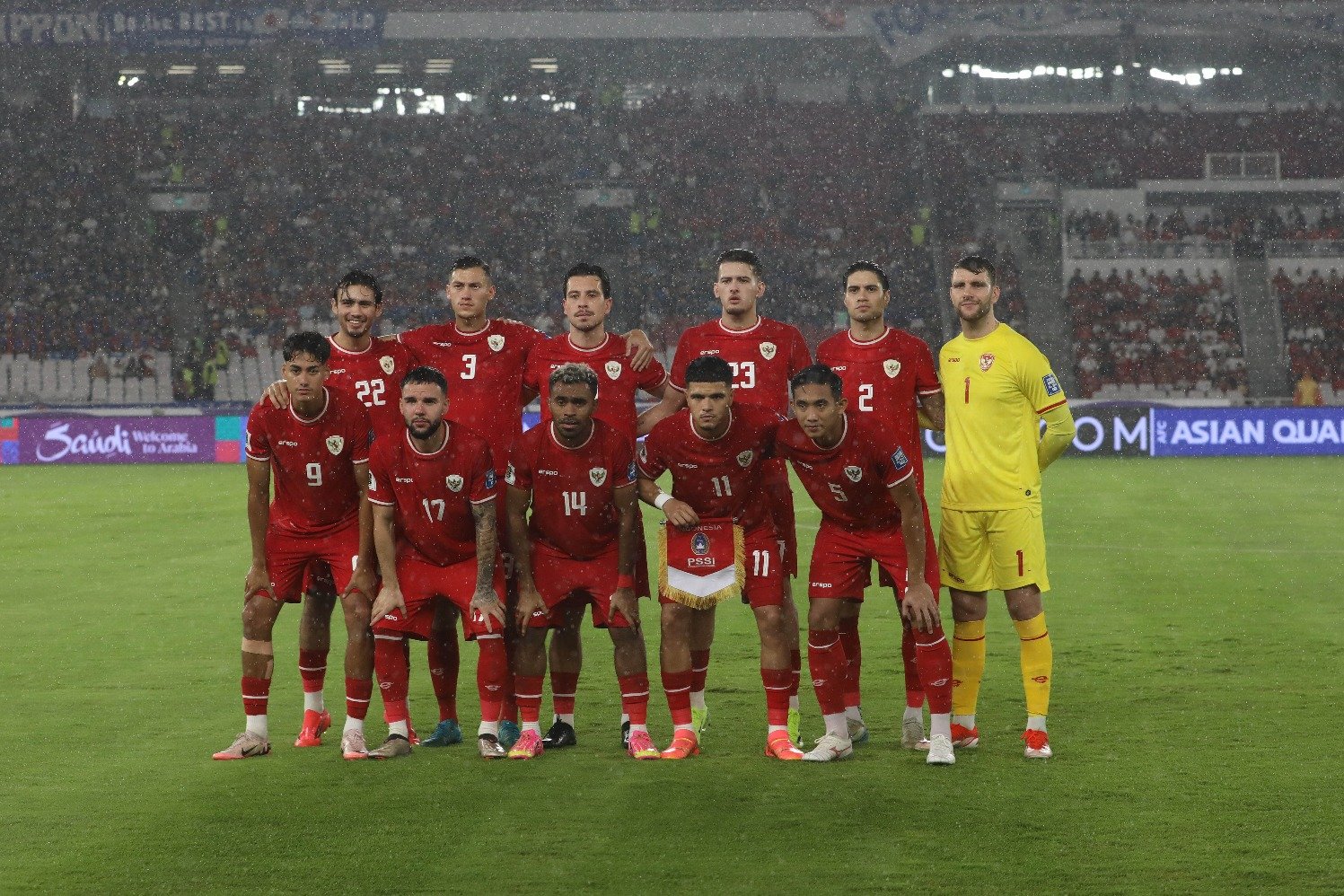 Para pesepak bola Timnas Indonesia berfoto sebelum melawan Timnas Jepang Zion Suzuki pada pertandingan Grup C putaran ketiga Kualifikasi Piala Dunia 2026 Zona Asia di Stadion Utama Gelora Bung Karno, Senayan, Jakarta, Jumat (15/11/2024). 