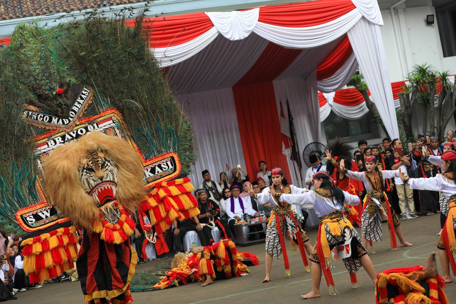  Penari Reog Ponorogo mengikuti pawai budaya yang diadakan oleh Kementerian Koordinator Pembangunan Manusia dan Kebudayaan (Kemenko PMK) di Jakarta, Minggu (27/8/2023). (Sumber gambar:  JIBI/Bisnis/Himawan L Nugraha)