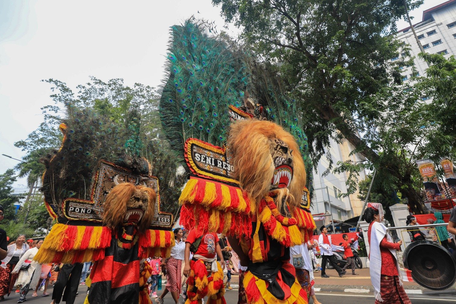  Penari Reog Ponorogo mengikuti pawai budaya yang diadakan oleh Kementerian Koordinator Pembangunan Manusia dan Kebudayaan (Kemenko PMK) di Jakarta, Minggu (27/8/2023). (Sumber gambar:  JIBI/Bisnis/Himawan L Nugraha)