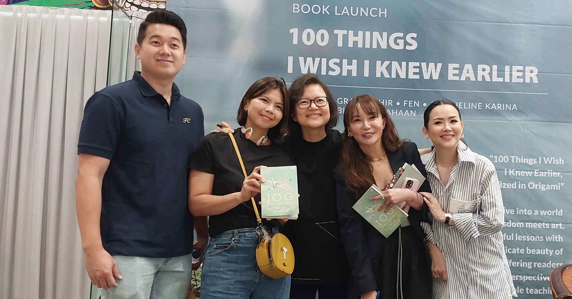 Grace Tahir, Fen, dan Jacqueline Karina (tiga dari kiri), saat peluncuran buku bertajuk 100 Things I Wish I Knew Earlier. (Sumber gambar: Desyinta Nuraini/Hypeabis.id)