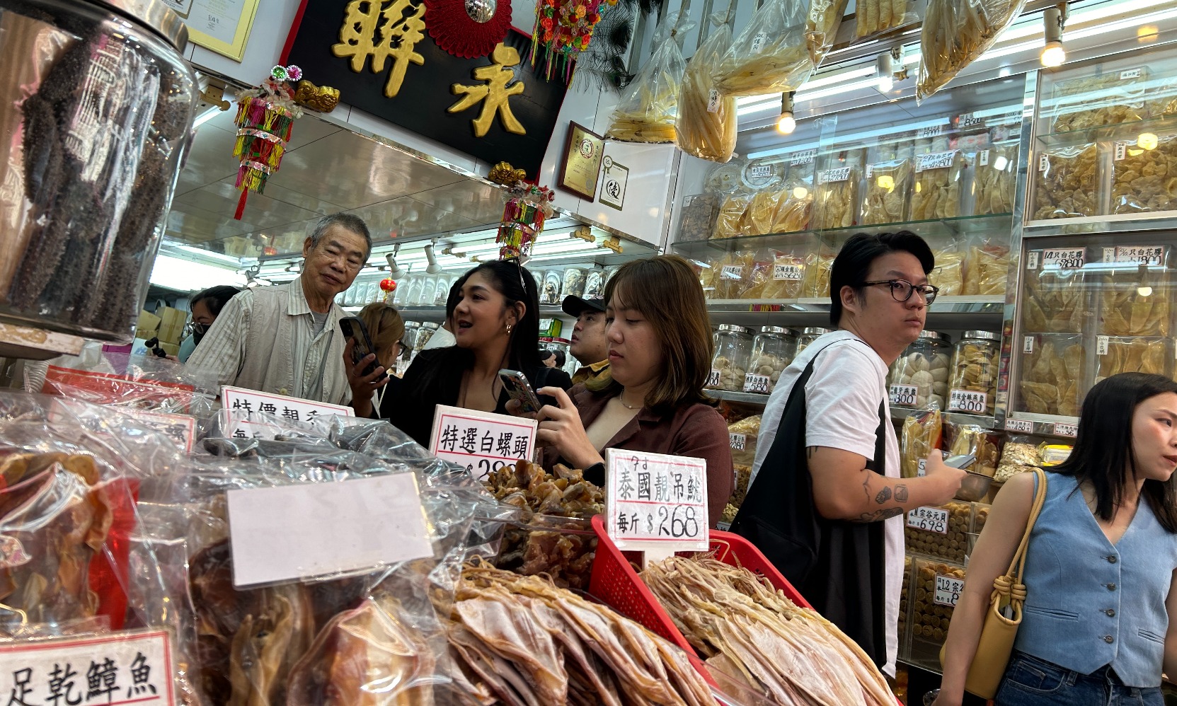 Suasana di Sheung Wan Dried Seafood Street (Sumber Foto: hypeabis.id/M. Taufikul Basari)