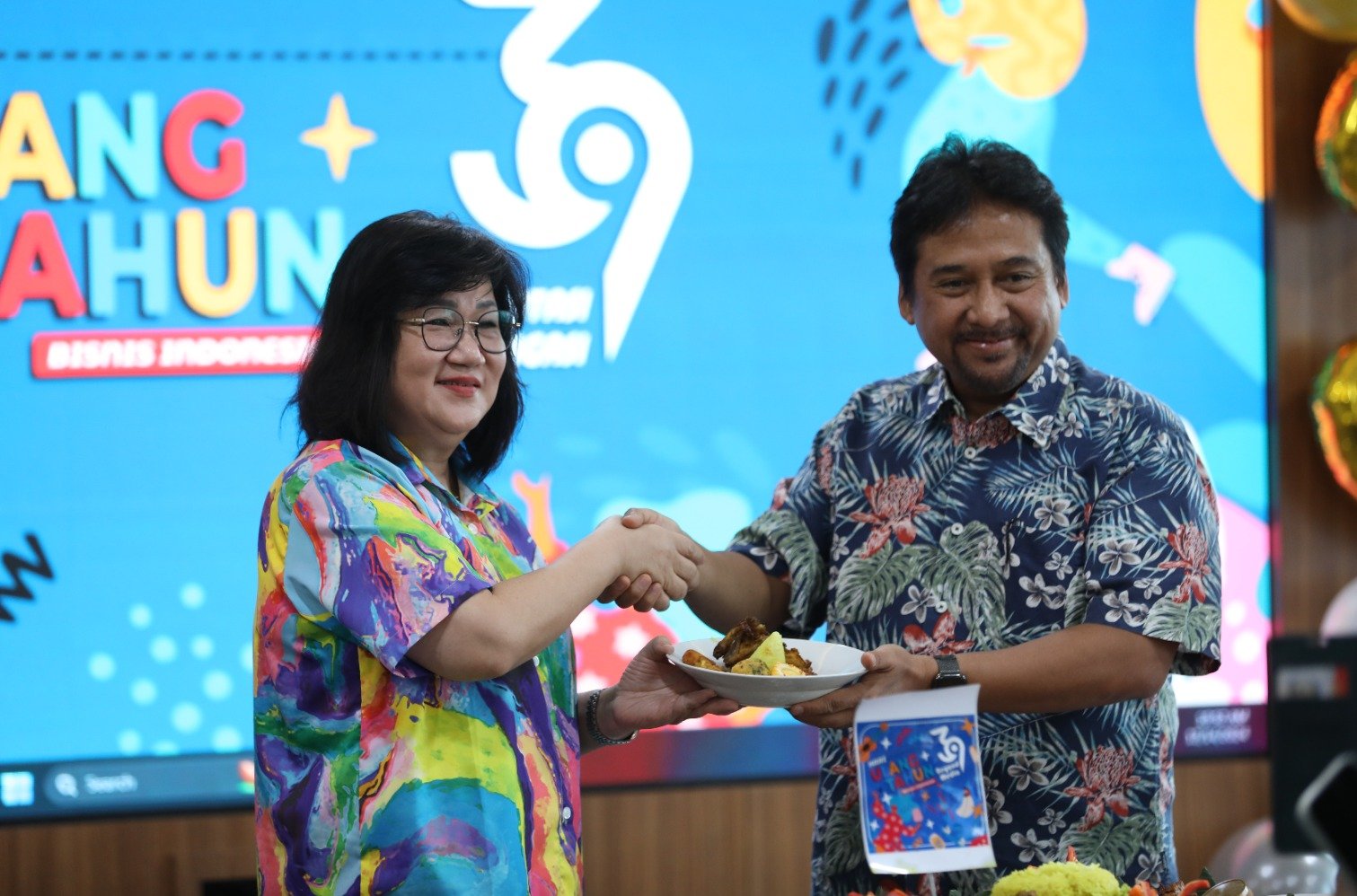 Presiden Direktur Bisnis Indonesia Group Lulu Terianto, Presiden Komisaris Utama Bisnis Indonesia Group Hariyadi B. Sukamdani (Sumber gambar: Bisnis/Hypeabis.id/Himawan L) 