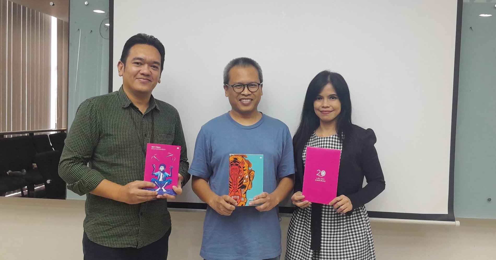 Dari kiri: Chief Editor Gramedia Pustaka Utama Andi Tarigan, novelis Eka Kurniawan, dan Editor Senior Bagian Sastra GPU Mirna Yulistianti saat ditemui di kantor Kompas Gramedia, Palmerah Barat, Jakarta Barat, Senin (16/12/2024).