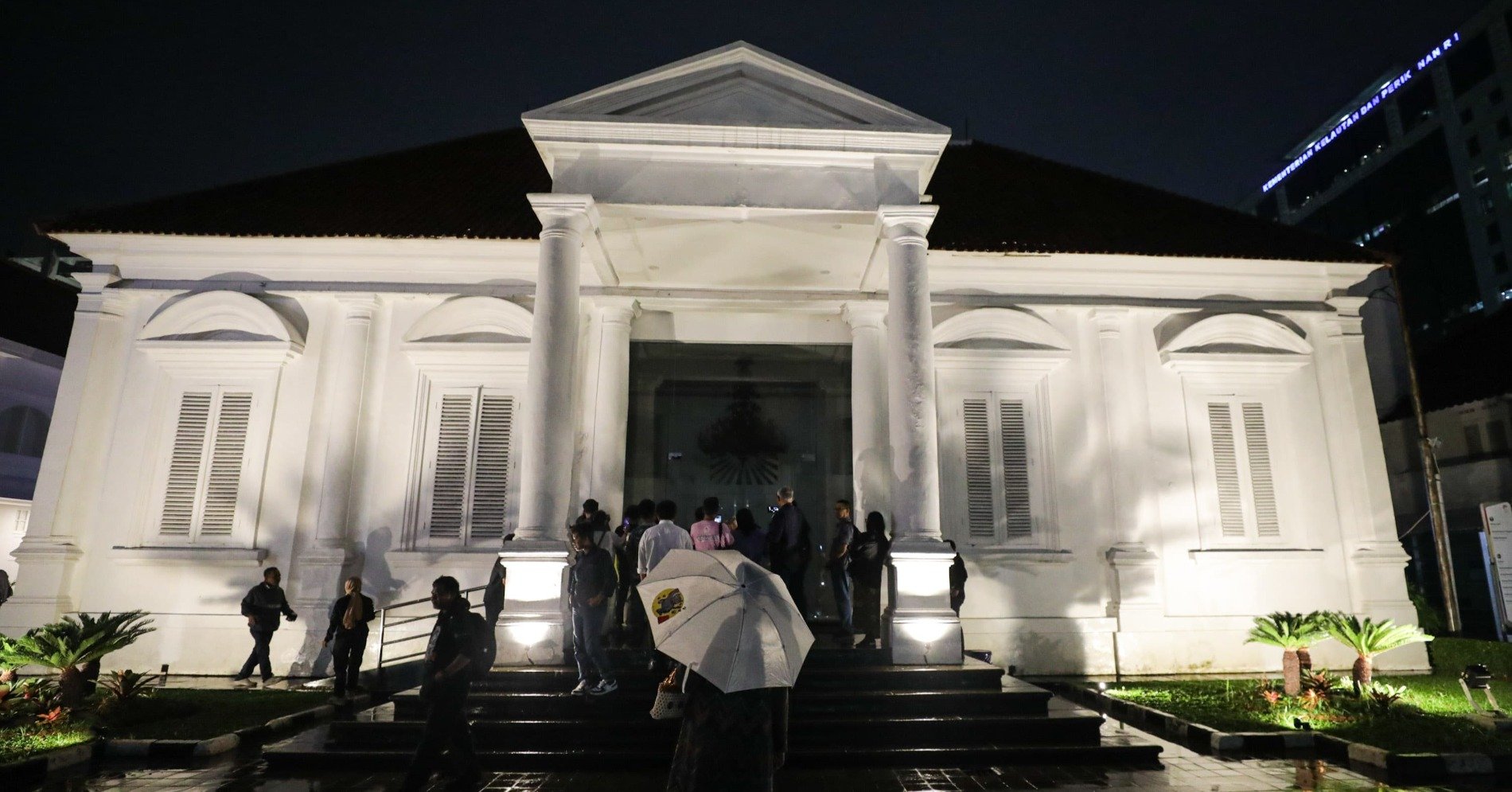 Puluhan orang menunggu pembukaan pameran Kebangkitan: Tanah untuk Kedaulatan Pangan, di Galeri Nasional Indonesia (GNI) pada Kamis (19/12/24) malam. 