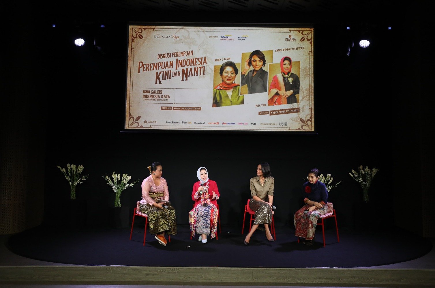 Aktris Niniek L. Karim (dari kanan) bersama dengan Jurnalis Andini Weningtyas Effendi, Ketua Umum Ikatan Wanita Pemgusaha Indonesia (IWAPI) Nita Yudi dan Moderator Kadek Sonia Piscayanti saat diskusi bertema Perempuan Indonesia Kini dan Nanti di Galeri Indonesia Kaya, Jakarta, Minggu (22/12/2024). (Sumber gambar: JIBI/Bisnis/Eusebio Chrysnamurti )