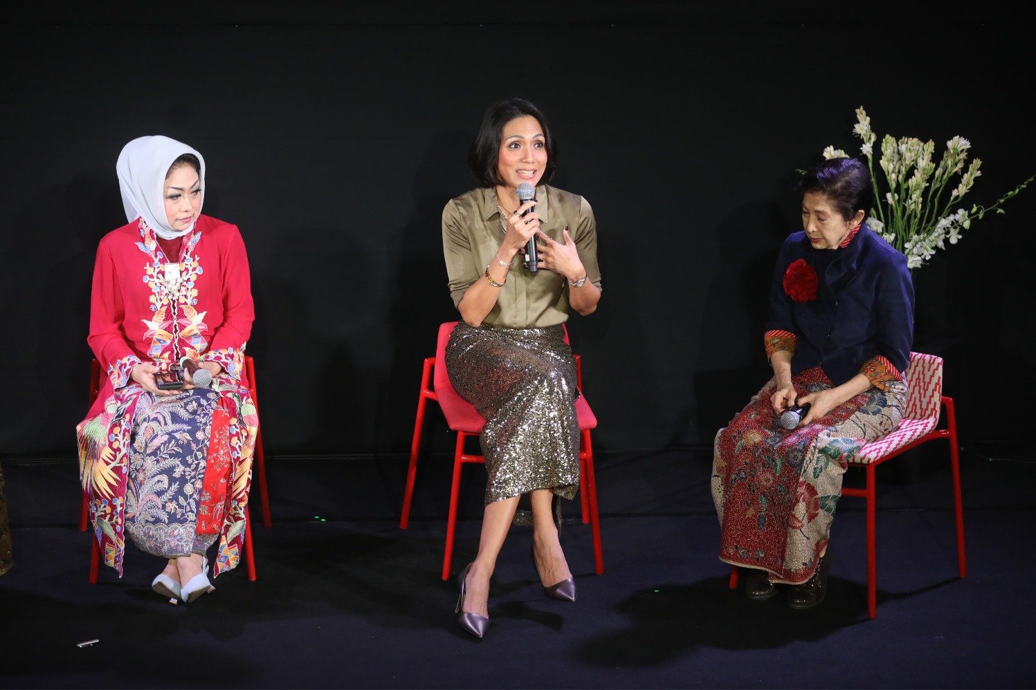 Aktris Niniek L. Karim (dari kanan) bersama dengan Jurnalis Andini Weningtyas Effendi, Ketua Umum Ikatan Wanita Pemgusaha Indonesia (IWAPI) Nita Yudi dan Moderator Kadek Sonia Piscayanti saat diskusi bertema Perempuan Indonesia Kini dan Nanti di Galeri Indonesia Kaya, Jakarta, Minggu (22/12/2024). (Sumber gambar: JIBI/Bisnis/Eusebio Chrysnamurti )