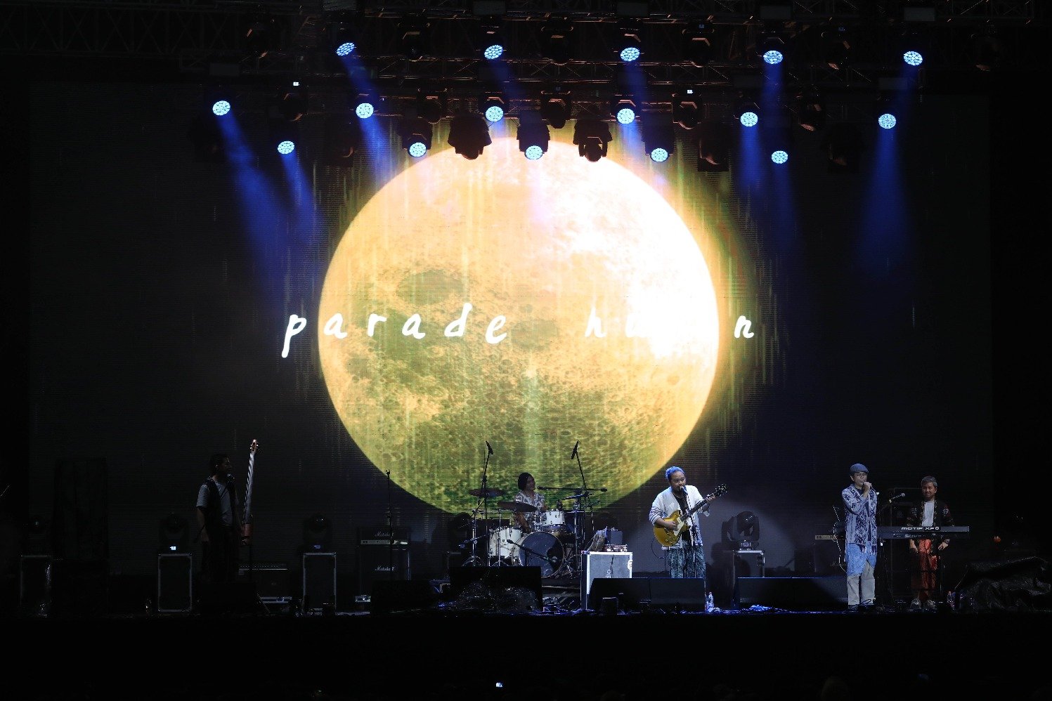 Musisi Adrian Yunan tampil bersama dengan Grup Musik Parade Hujan dalam acara Titik Kumpul Festival 2024 di Stadion Madya GBK, Jakarta, Minggu (28/4/2024). (Sumber gambar: JIBI/Bisnis/Eusebio Chrysnamurti)