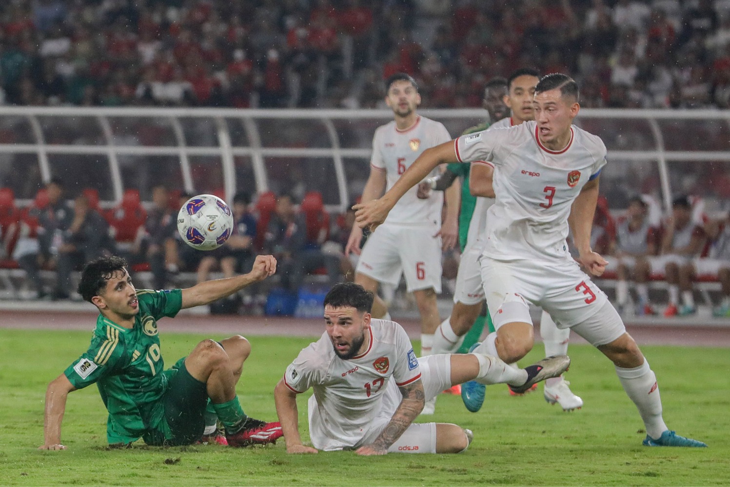 Pesepak bola Timnas Indonesia Calvin Verdonk (kedua kiri) berebut bola dengan pesepak bola Timnas Arab Saudi Mohammed Al Qahtani (kiri) pada pertandingan Grup C putaran ketiga Kualifikasi Piala Dunia 2026 Zona Asia di Stadion Utama Gelora Bung Karno, Senayan, Jakarta, Selasa (19/11/2024). (Sumber gambar: JIBI/Bisnis/Eusebio Chrysnamurti)