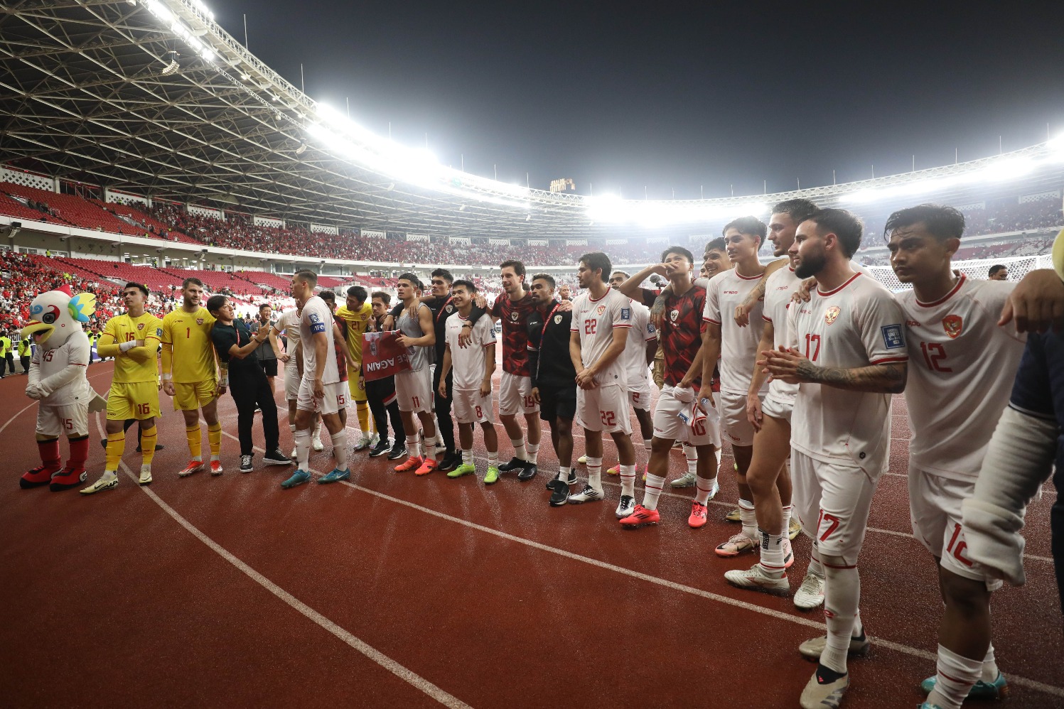 Pesepak bola Timnas Indonesia menyapa para penonton usai menang atas Arab Saudi pada pertandingan Grup C putaran ketiga Kualifikasi Piala Dunia 2026 Zona Asia di Stadion Utama Gelora Bung Karno, Senayan, Jakarta, Selasa (19/11/2024). (Sumber gambar: JIBI/Bisnis/Eusebio Chrysnamurti)