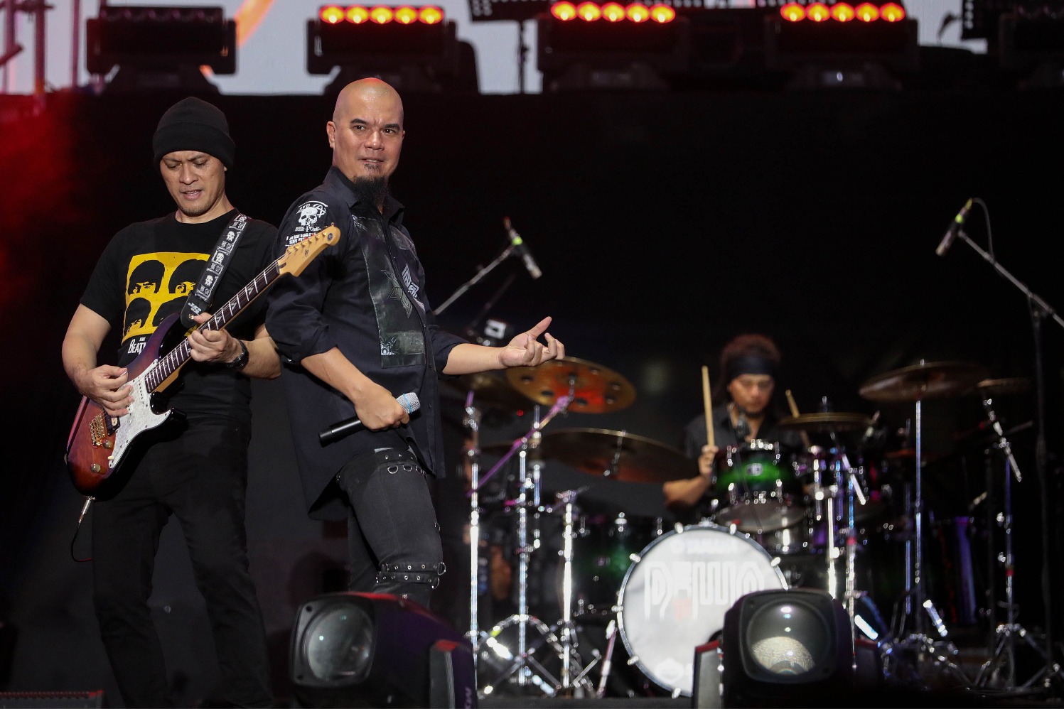 Penampilan Grup Musik Dewa 19 feat Ari Lasso saat berlangsungnya acara BNI Loud Fest Vol.2 2023 di Stadion Utama Gelora Bung Karno, Jakarta, Minggu (23/6/2023). (Sumber gambar:  JIBI/Bisnis/Eusebio Chrysnamurti)