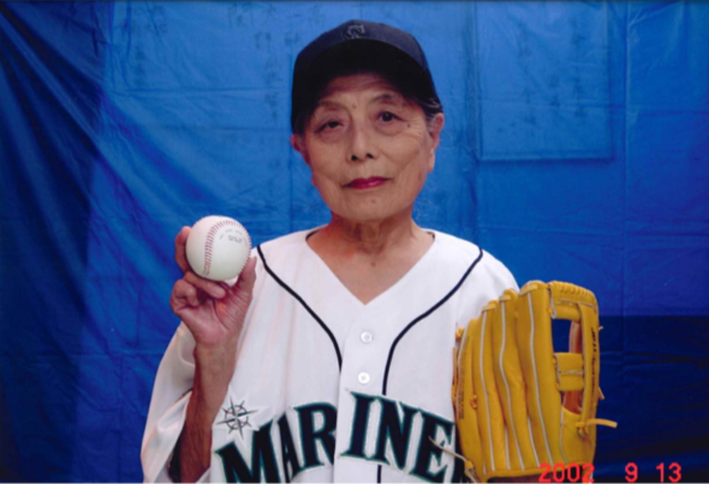 Orang tertua di dunia, Tomiko Itooka (tengah), berusia 116 tahun. (Sumber gambar: Gerontology Research Group)