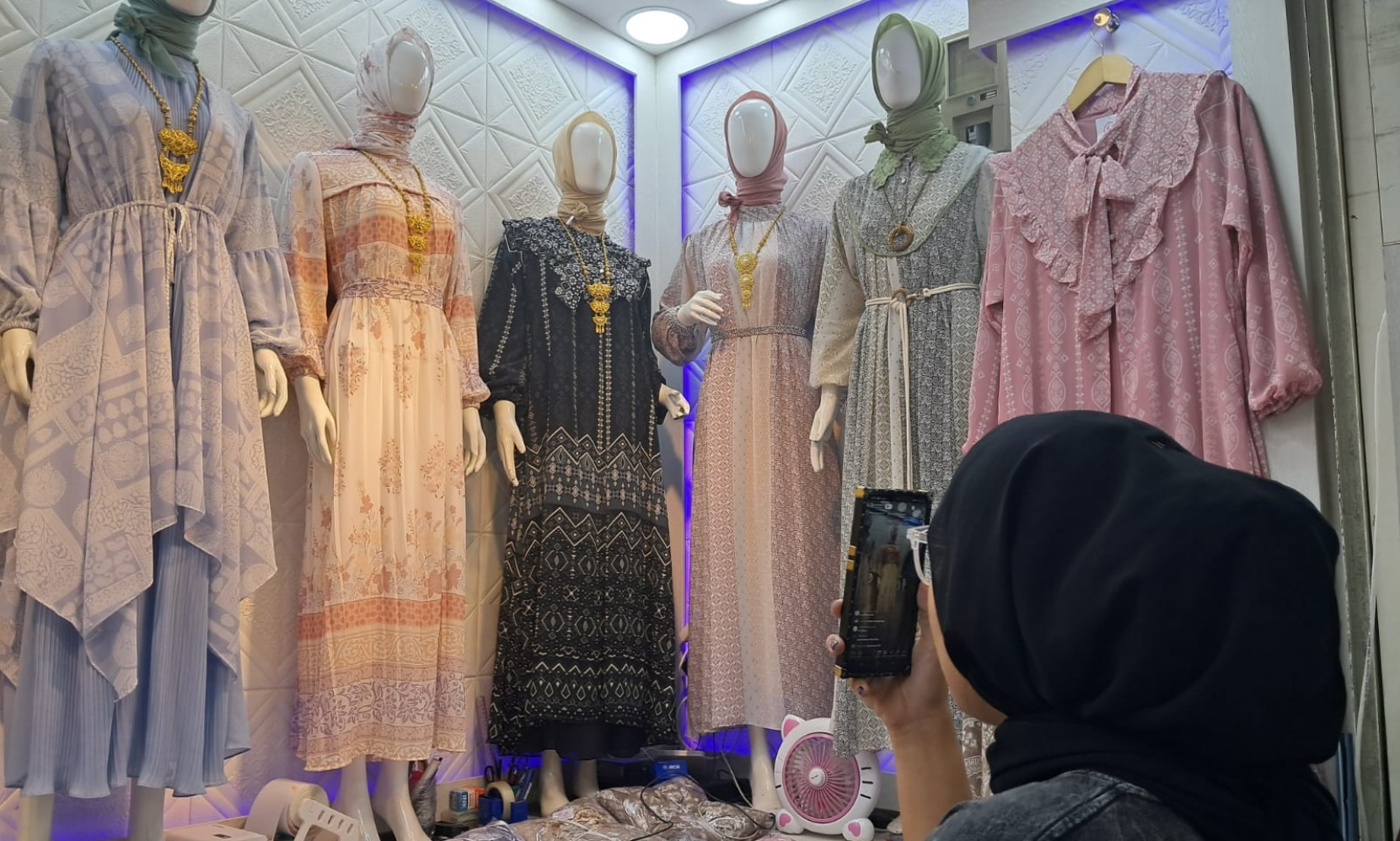 Pedagang pakaian baju wanita di Pasar Tanah Abang Blok A sedang melakukan penjualan secara live di TikTok Shop