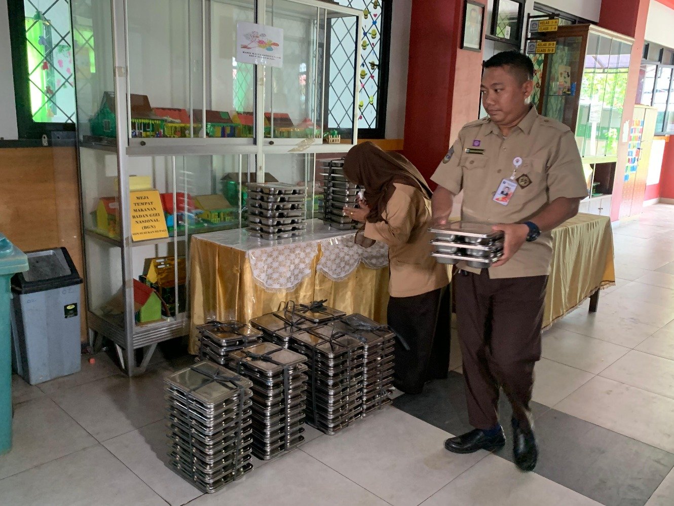 Suasana siswa kelas 4 SDN 02 Susukan menikmati makan bergizi gratis pada Rabu (8/1/2025). Sumber gambar: Hypeabis.id/Luke Andaresta. 