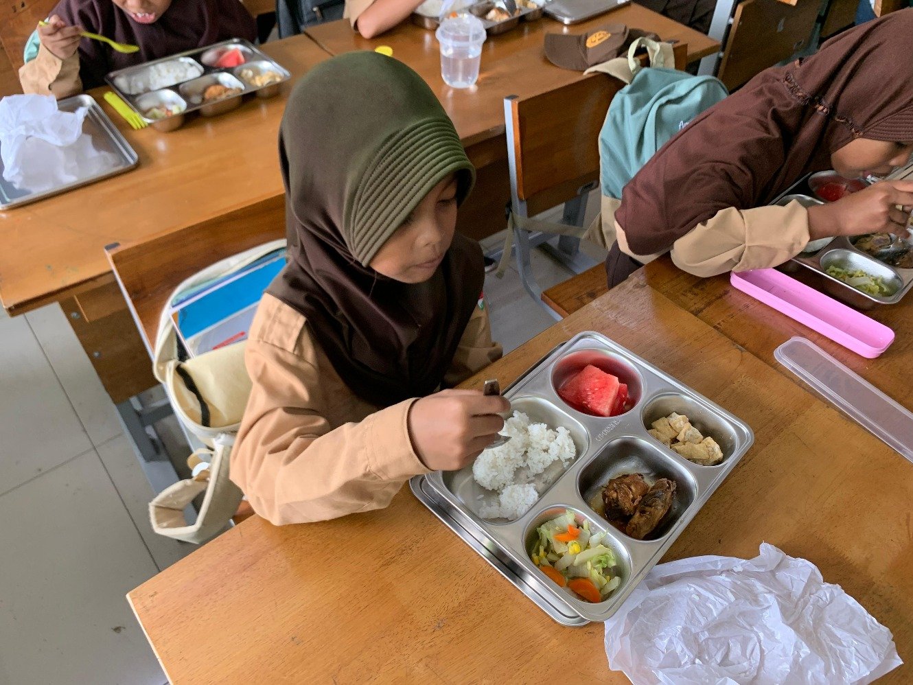 Suasana siswa kelas 4 SDN 02 Susukan menikmati makan bergizi gratis pada Rabu (8/1/2025). Sumber gambar: Hypeabis.id/Luke Andaresta. 