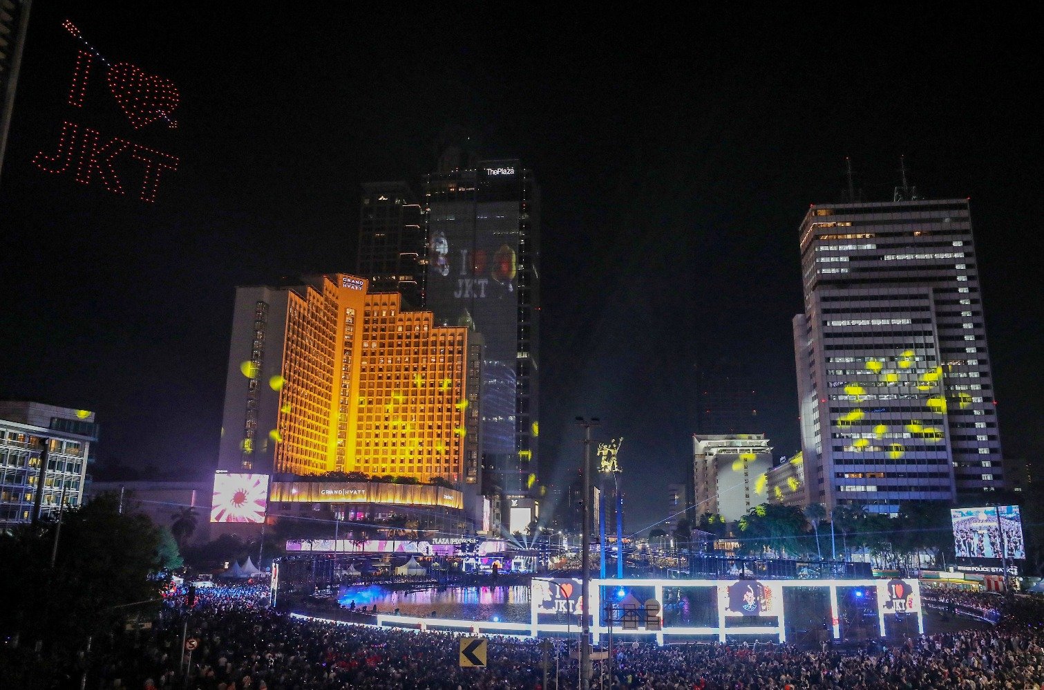 Pertunjukan drone bertuliskan I LOVE JKT saat malam pergantian tahun baru 2025 di kawasan Bundaran HI, Jakarta, Rabu (1/1/2025). (Sumber gambar: JIBI/Bisnis/Eusebio Chrysnamurti)