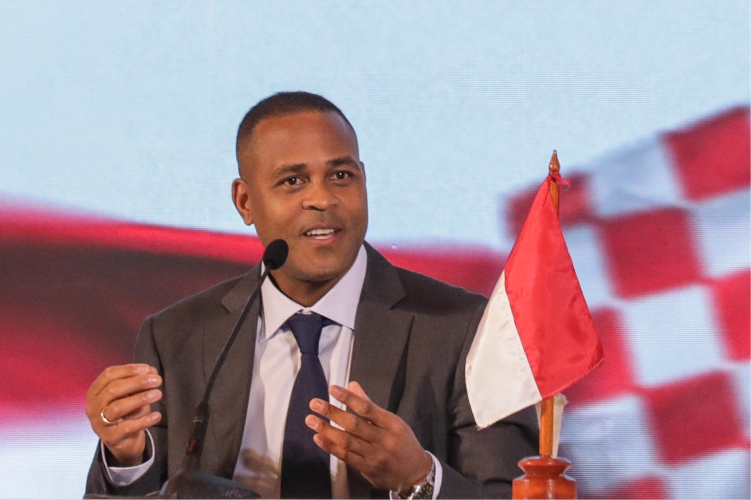 Pelatih Kepala Timnas Indonesia Patrick Kluivert memberikan paparann saat konferensi pers di Jakarta, Minggu, (12/01/2025). 