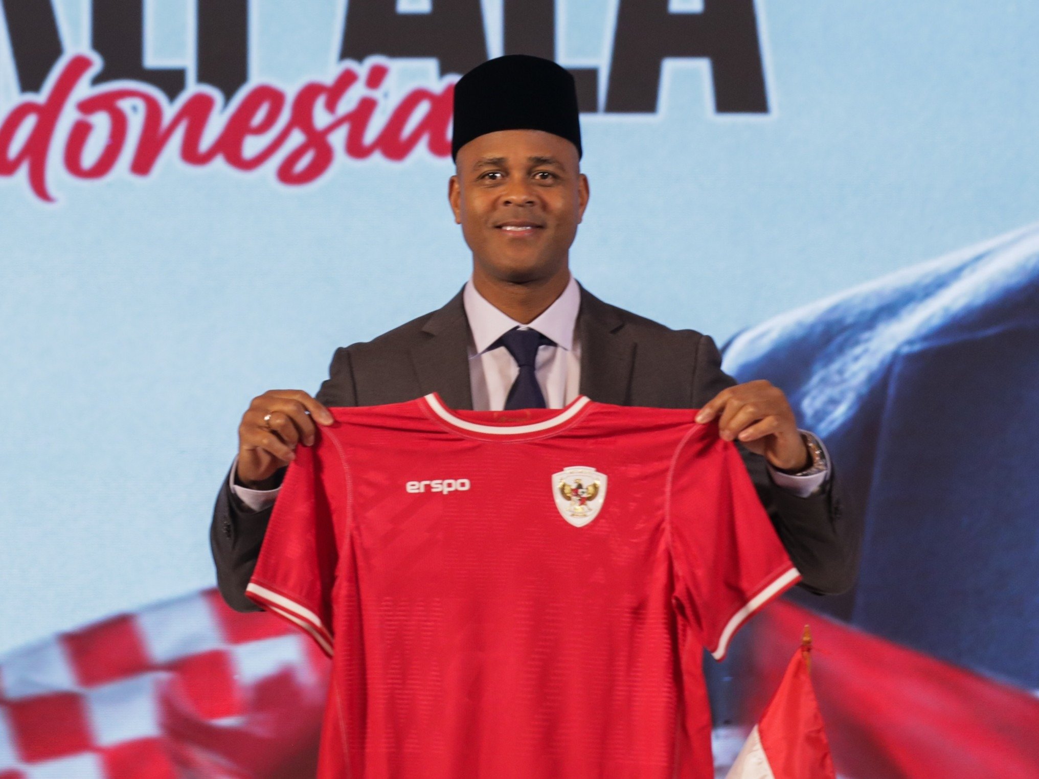 Pelatih Kepala Timnas Indonesia Patrick Kluivert menunjukan jersey Timnas Indonesia usai konferensi pers di Jakarta, Minggu, (12/1/2025).