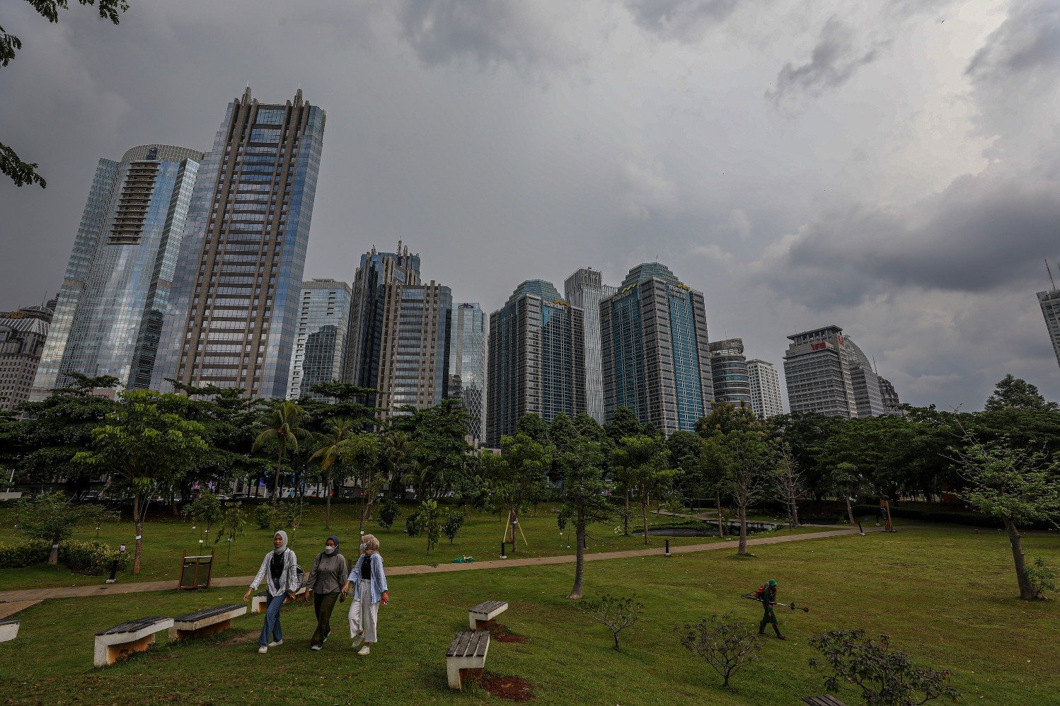  Warga berwisata di hutan kota Gelora Bung Karno (GBK), Jakarta, Kamis (6/10) (Sumber gambar:  JIBI/Bisnis/Abdurachman)