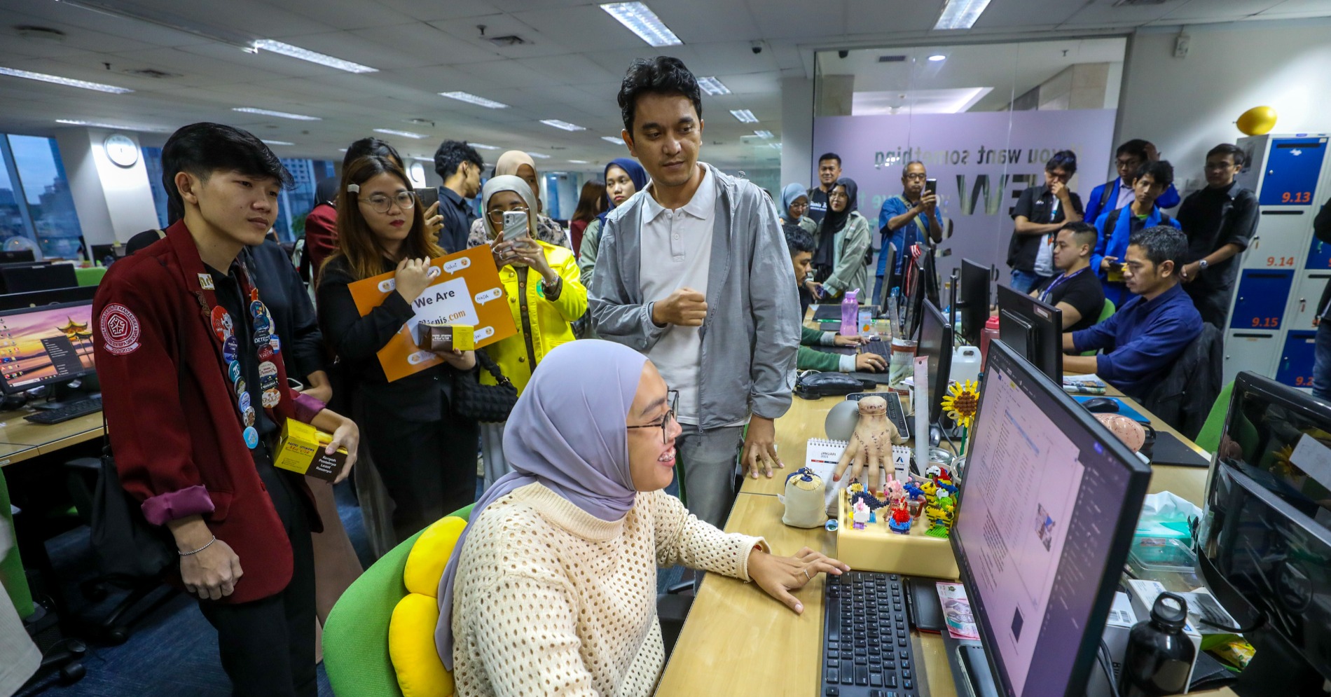 Mahasiswa meninjau proses produksi  saat BIG Campus Day-Meet Up di Wisma Bisnis Indonesia di Jakarta, Jumat (24/1/2025). (Sumber gambar: JIBI/Bisnis/Abdurachman)