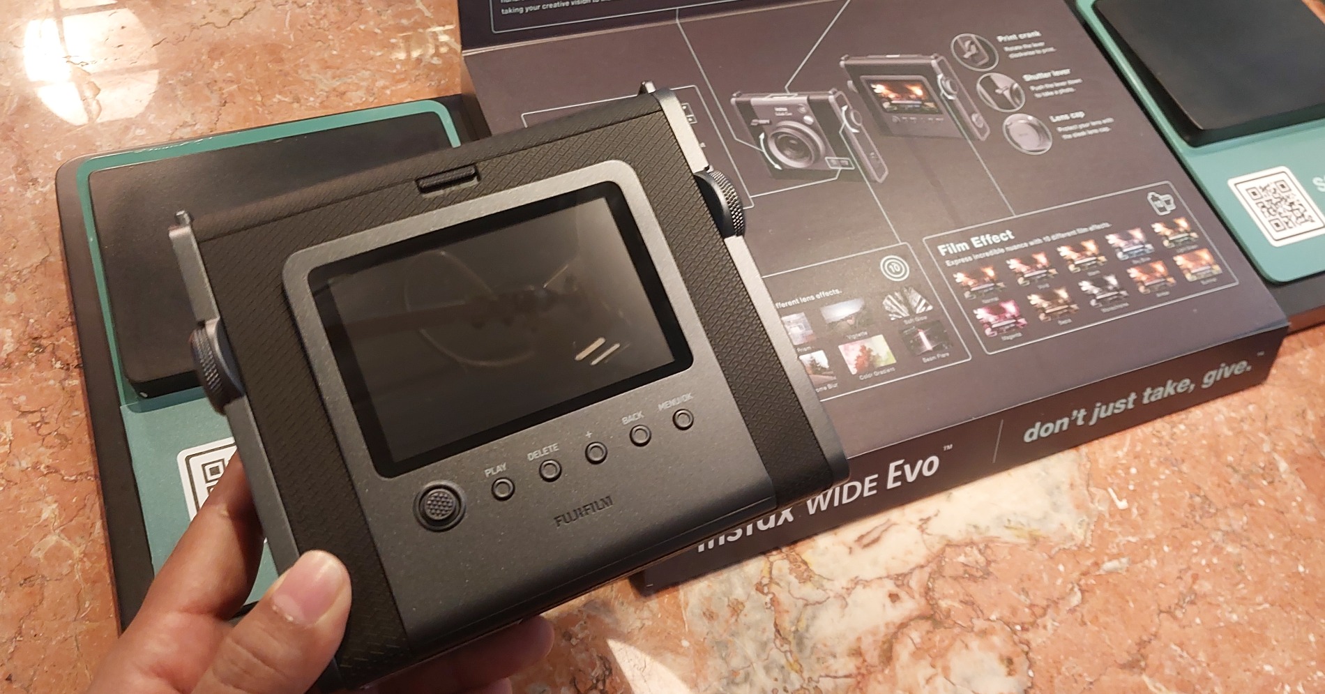 Layar LCD Instax Wide Evo, kamera instan hybrid pertama Fujifilm dalam format wide. (Sumber gambar: Desyinta Nuraini/Hypeabis.id) Layar LCD Instax Wide Evo, kamera instan hybrid pertama Fujifilm dalam format wide. (Sumber gambar: Desyinta Nuraini/Hypeabis.id)