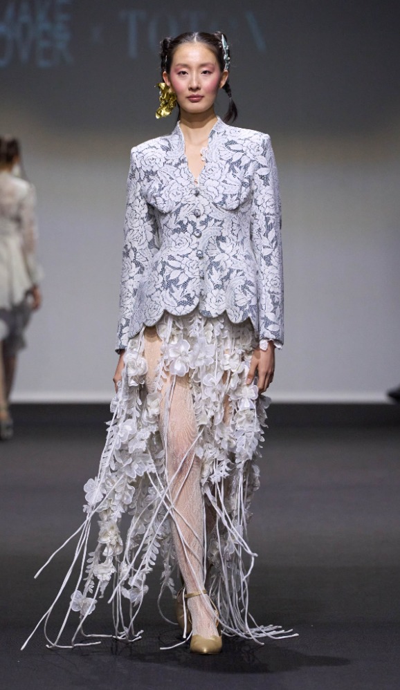 Koleksi busana TOTON di Dubai Fashion Week (Sumber Foto: Instagram/@totonthelabel) Koleksi busana TOTON di Dubai Fashion Week (Sumber Foto: Instagram/@totonthelabel)