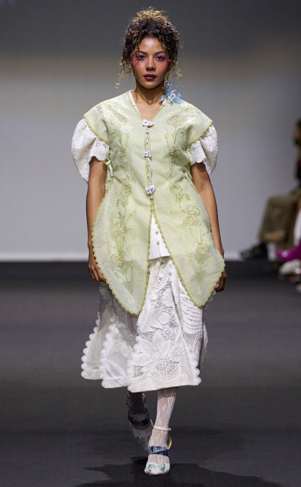 Zsa zsa Utari jadi muse di fashion show TOTON di Dubai Fashion Week (Sumber Foto: Instagram/@totonthelabel) Zsa zsa Utari jadi muse di fashion show TOTON di Dubai Fashion Week (Sumber Foto: Instagram/@totonthelabel)
