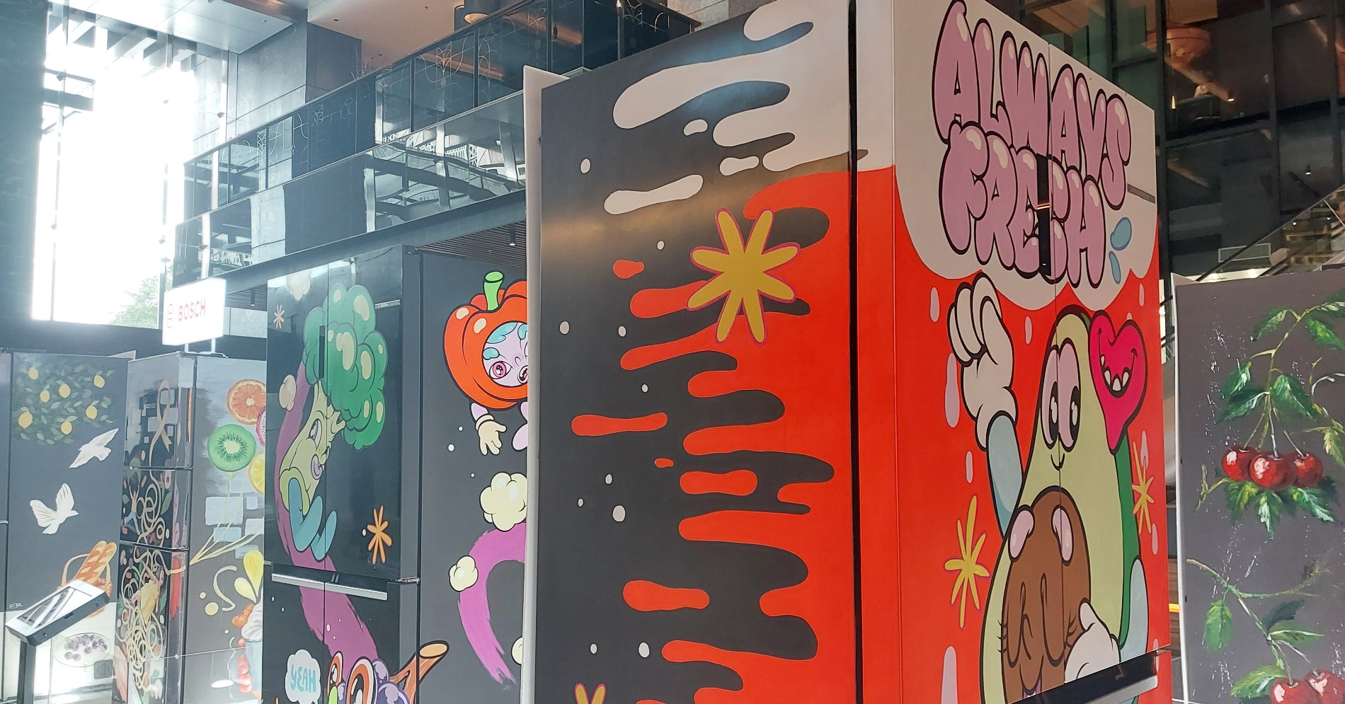 Pameran kulkas Bosch yang telah dikostumisasi sejumlah seniman untuk dilelang. (Sumber gambar: Desyinta Nuraini/Hypeabis.id) Pameran kulkas Bosch yang telah dikostumisasi sejumlah seniman untuk dilelang. (Sumber gambar: Desyinta Nuraini/Hypeabis.id)