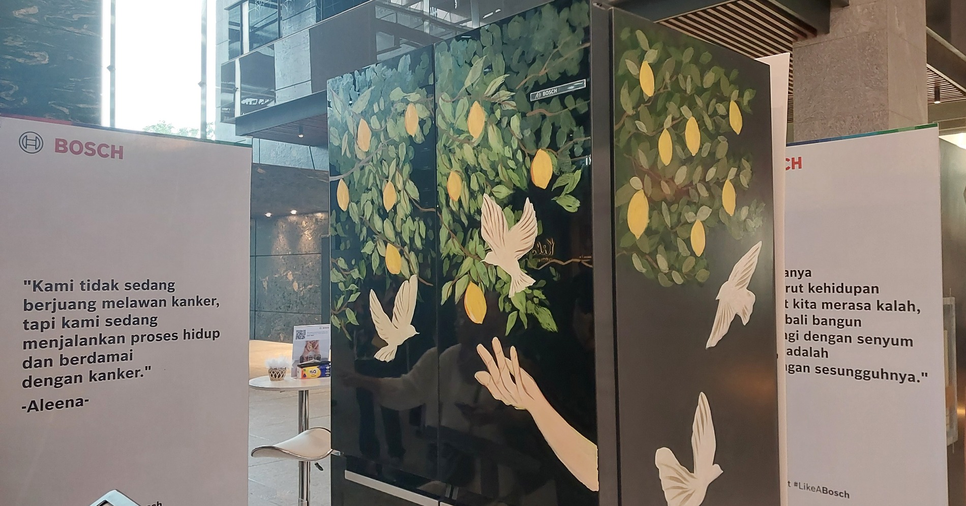 Pameran kulkas Bosch yang telah dikostumisasi sejumlah seniman untuk dilelang. (Sumber gambar: Desyinta Nuraini/Hypeabis.id) Pameran kulkas Bosch yang telah dikostumisasi sejumlah seniman untuk dilelang. (Sumber gambar: Desyinta Nuraini/Hypeabis.id)
