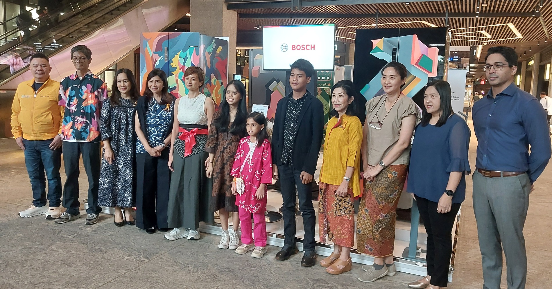 Pembukaan pameran kulkas Bosch yang telah dikostumisasi sejumlah seniman untuk dilelang. (Sumber gambar: Desyinta Nuraini/Hypeabis.id) Pembukaan pameran kulkas Bosch yang telah dikostumisasi sejumlah seniman untuk dilelang. (Sumber gambar: Desyinta Nuraini/Hypeabis.id)