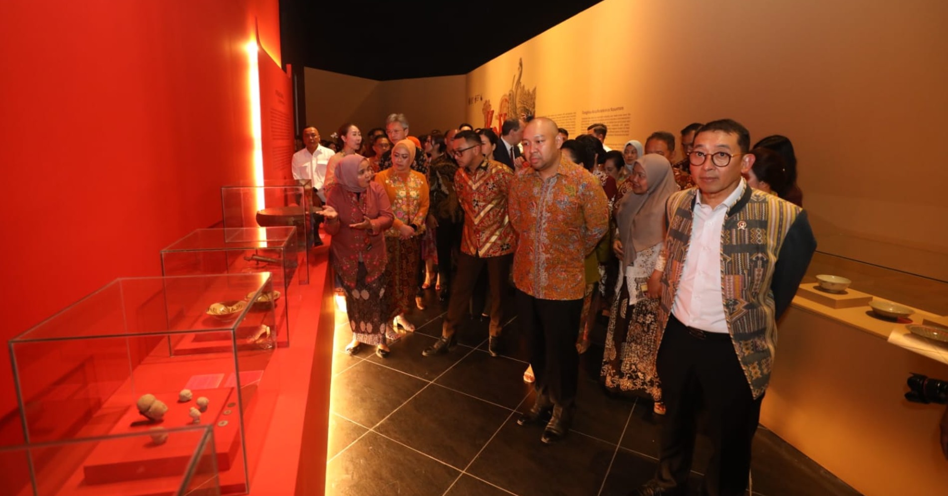 Menteri Kebudayaan Fadli Zon (kanan), Desainer Didit Hediprasetyo (ketiga kanan), dan Wakil Menteri Kebudayaan Giring Ganesha (keempat kanan) saat mengunjungi pameran KONGSI: Akulturasi Tionghoa seusai pembukaan di Museum Nasional Indonesia, Jakarta, Senin (10/2/2025).