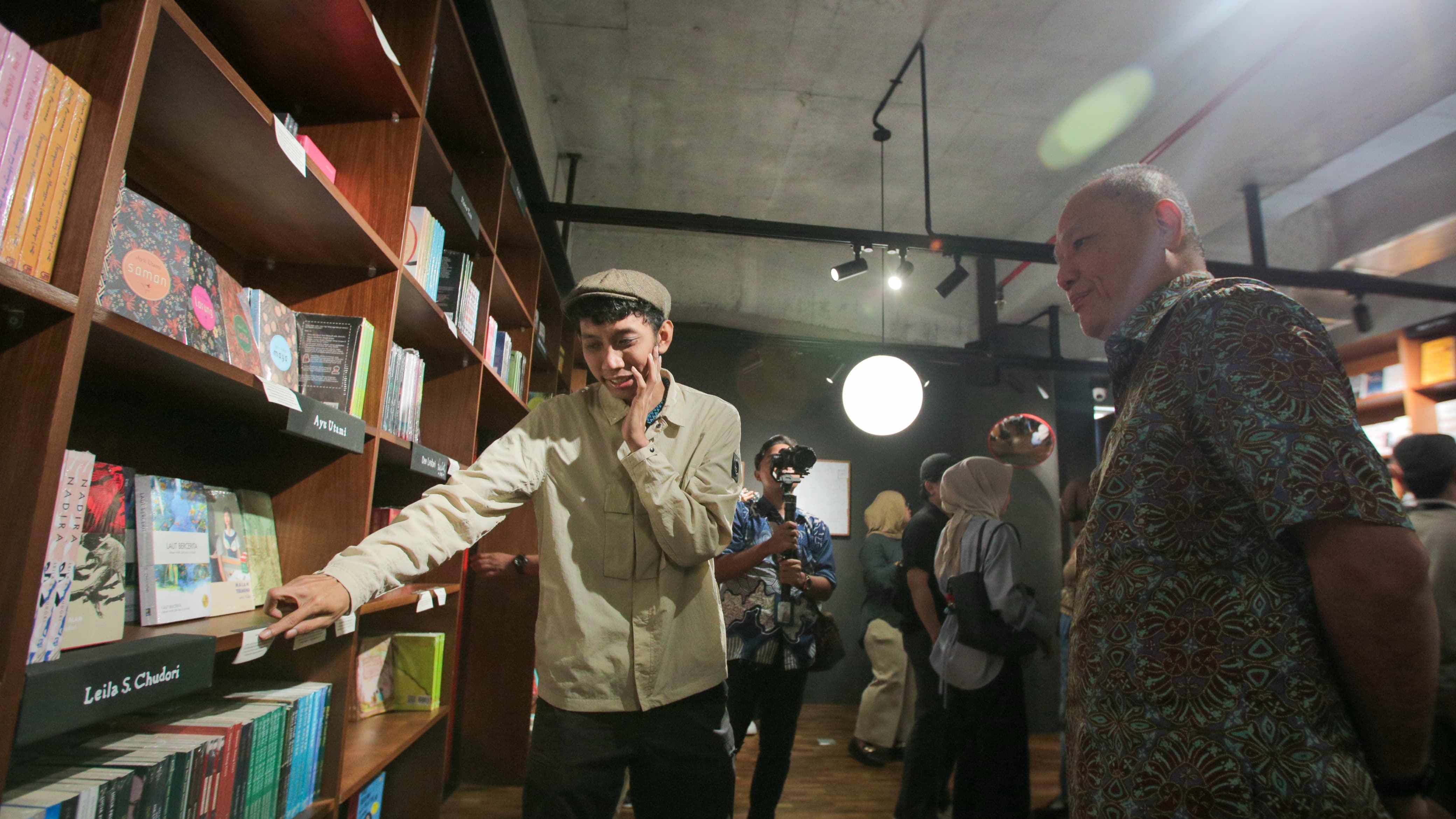 Tomi Wibisono bersama CEO Kompas Gramedia Lilik Oetomo (Sumber gambar: Hypeabis.id/ Nadhif Alwan Kamil)