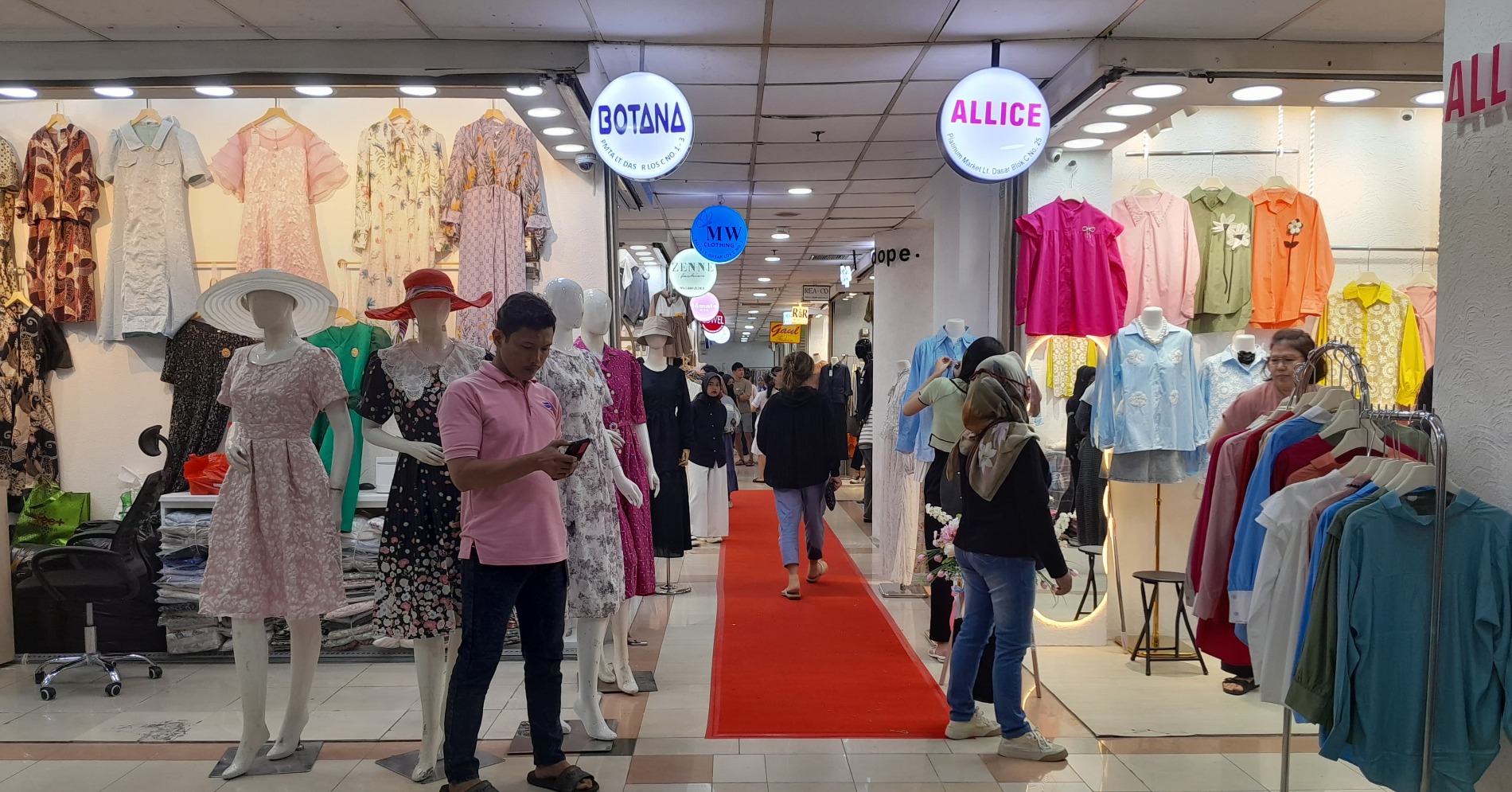 suasana Platinum Market (sumber : Dewi Andriani) suasana Platinum Market (sumber : Dewi Andriani)