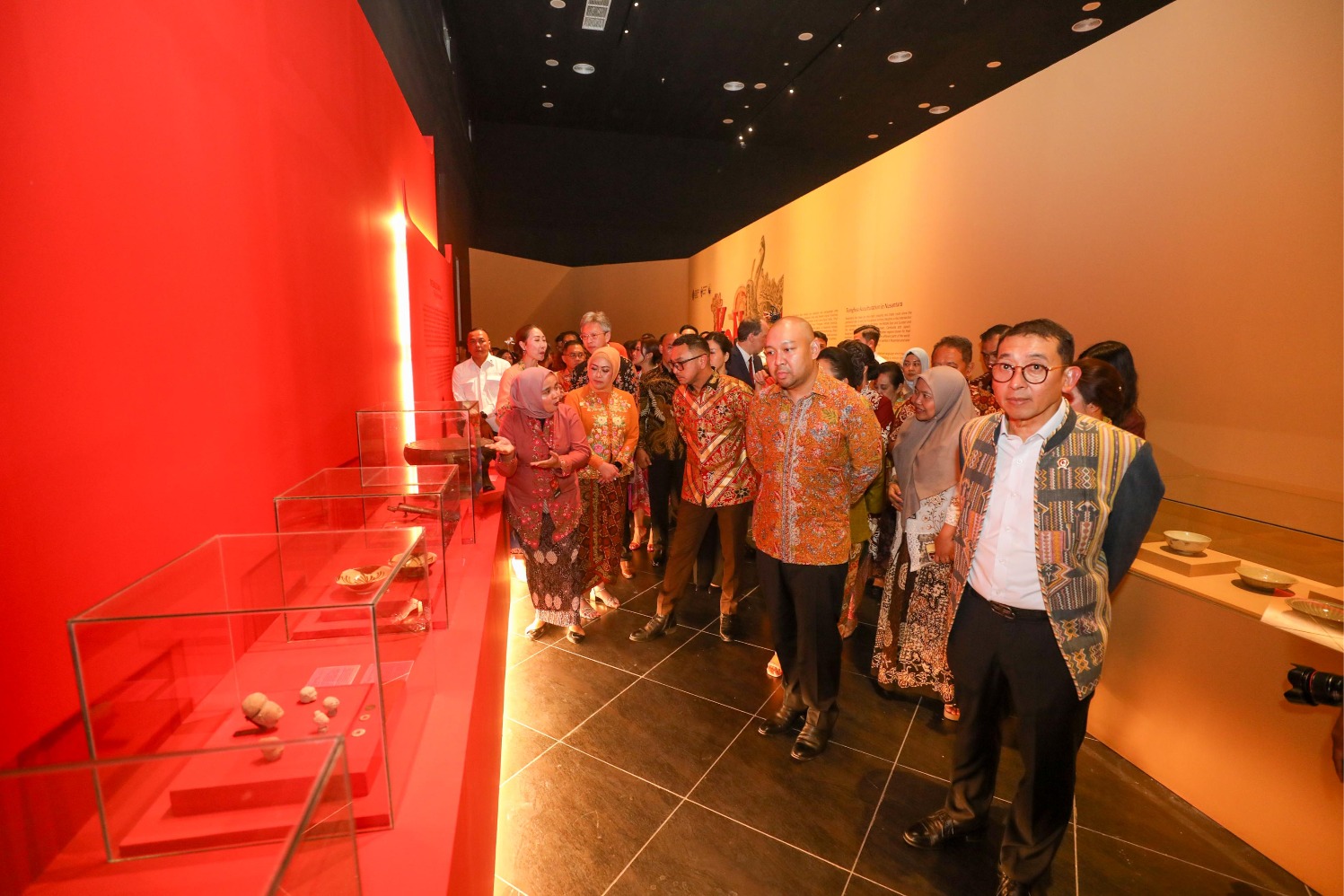 Menteri Kebudayaan Fadli Zon (kanan), Desainer Didit Hediprasetyo (ketiga kanan), dan Wakil Menteri Kebudayaan Giring Ganesha (keempat kanan) saat mengunjungi pameran KONGSI: Akulturasi Tionghoa seusai pembukaan di Museum Nasional Indonesia, Jakarta, Senin (10/2/2025).
