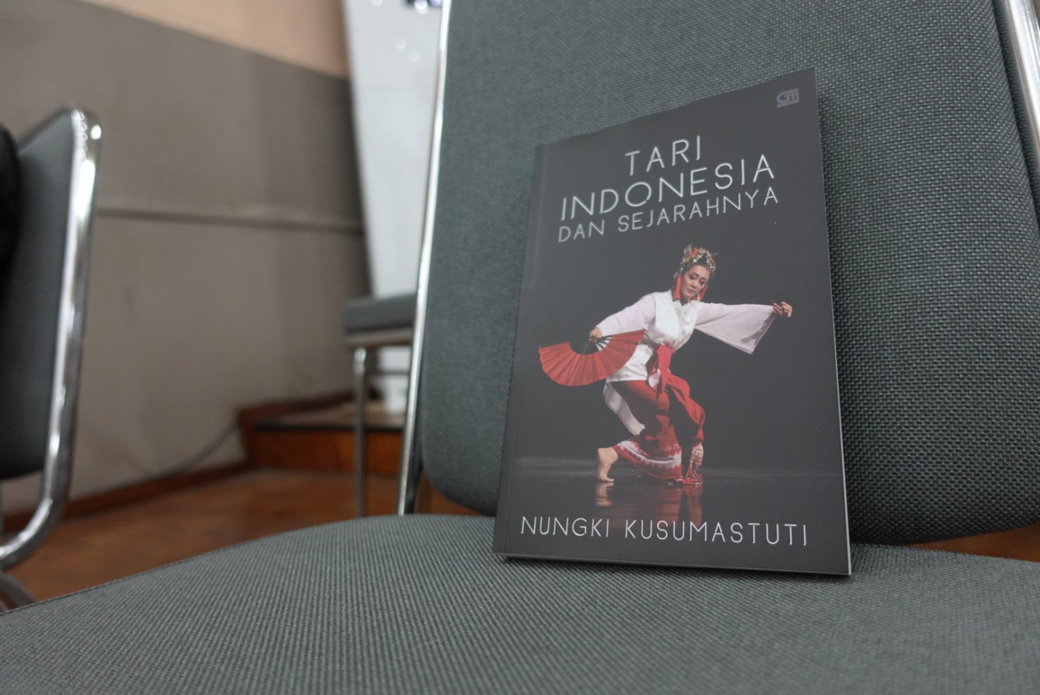 Buku Tari Indonesia dan Sejarahnya (Sumber gambar: Chelsea Venda/Hypeabis.id)