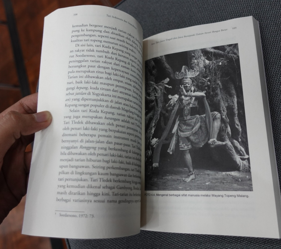 Buku Tari Indonesia dan Sejarahnya (Sumber gambar: Chelsea Venda/Hypeabis.id)