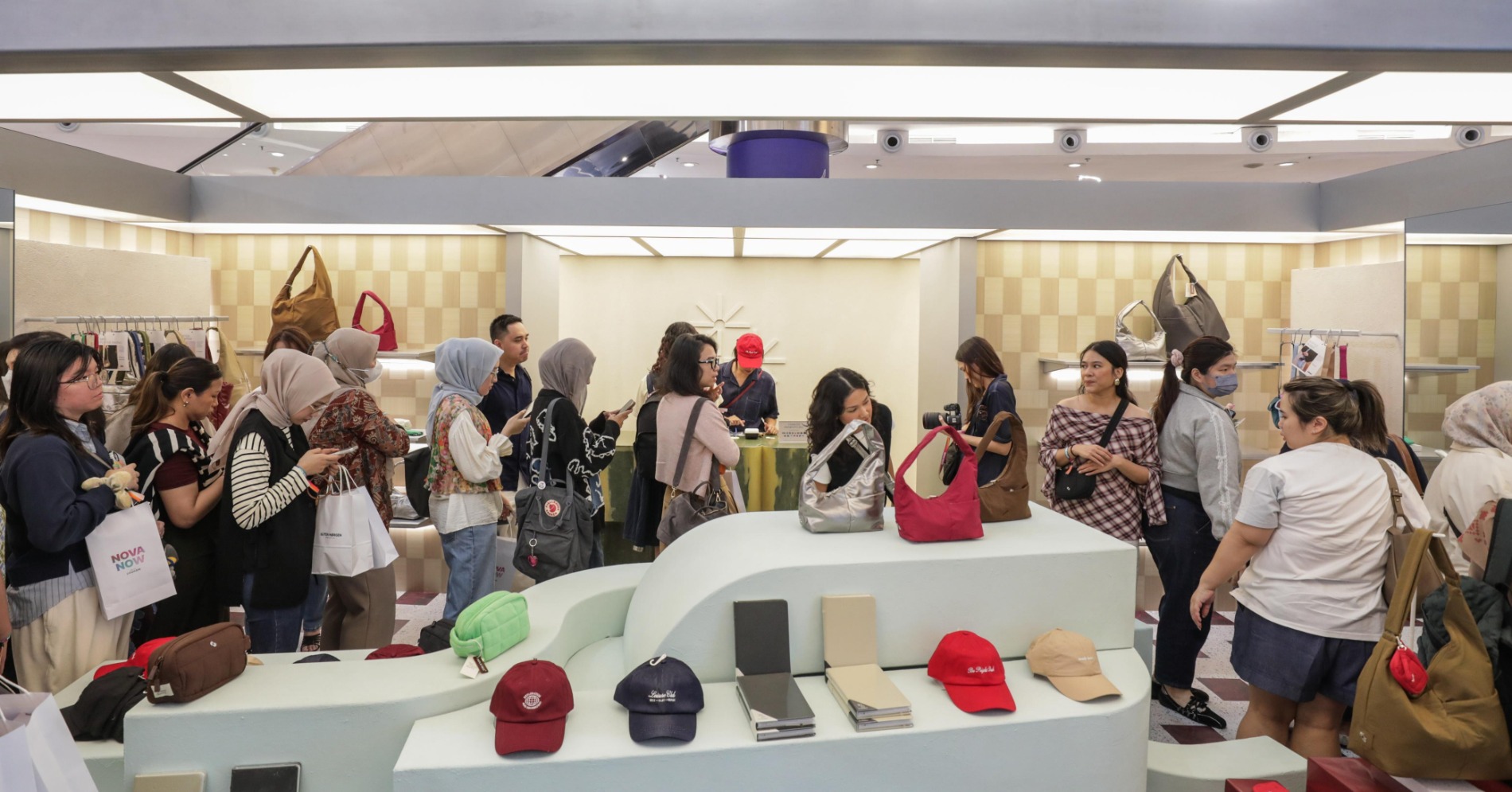 Pop-up galery The Paper Bunny yang ramai pengunjung di Nova Now. (Sumber gambar: Fanny Kusuma Wardani/Hypeabis.id)