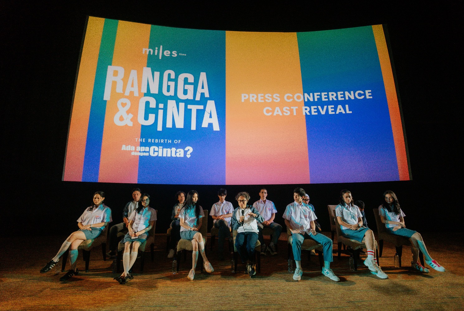 Sutradara Riri Riza,  Produser Mira Lesmana, dan para pemain film Rangga & Cinta (Sumber gambar: Miles Films)