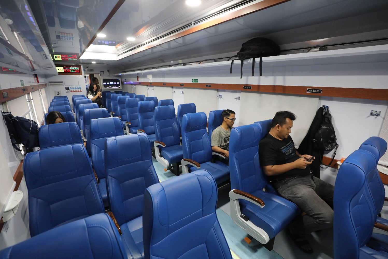 Penumpang menunggu keberangkatan didalam kereta api di Stasiun Pasar Senen, Jakarta, Minggu (13/10/2024). 