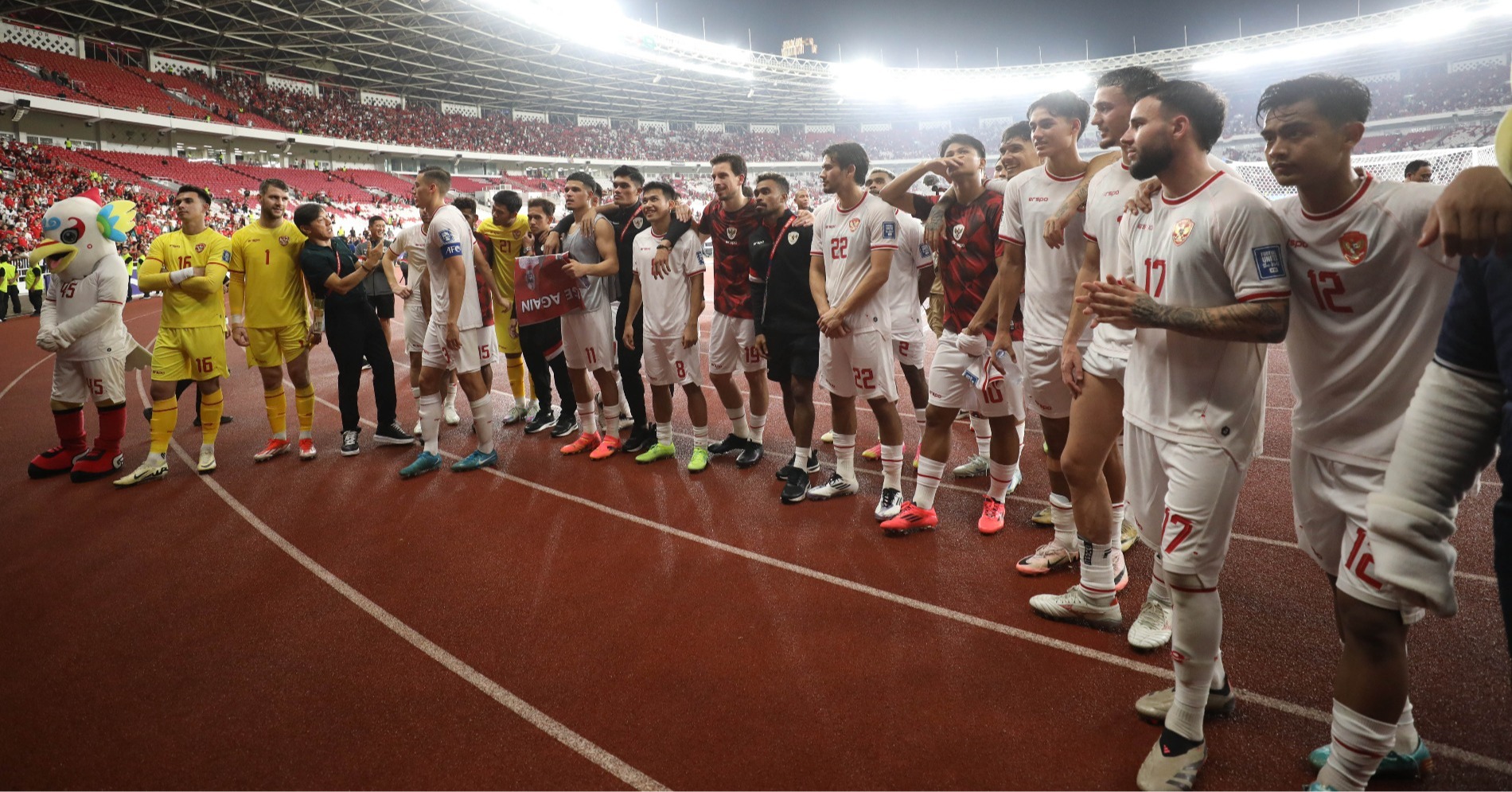 Pesepak bola Timnas Indonesia menyapa para penonton usai menang atas Arab Saudi pada pertandingan Grup C putaran ketiga Kualifikasi Piala Dunia 2026 Zona Asia di Stadion Utama Gelora Bung Karno, Senayan, Jakarta, Selasa (19/11/2024). Sumber gambar: JIBI/Bisnis/Eusebio Chrysnamurti)