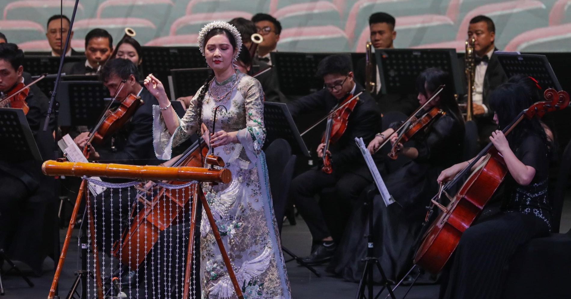 Konser Orkestra dengan alat musik tradisional Vietnam Dan Bau (Sumber Foto: Hypeabis.id/Arief Hermawan P)
